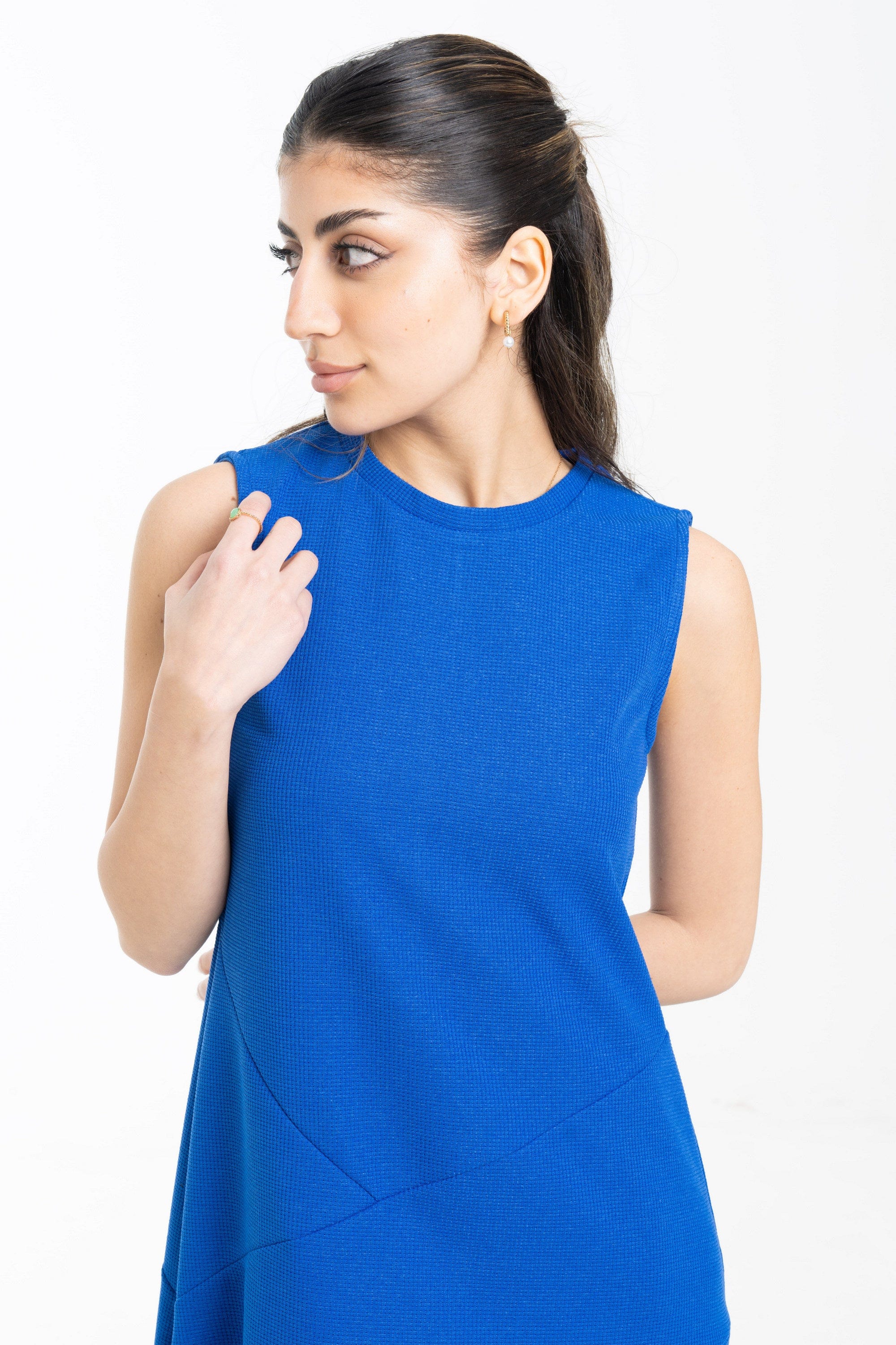 نتشي فستان ميدي بدون اكمام ورقب دائرية