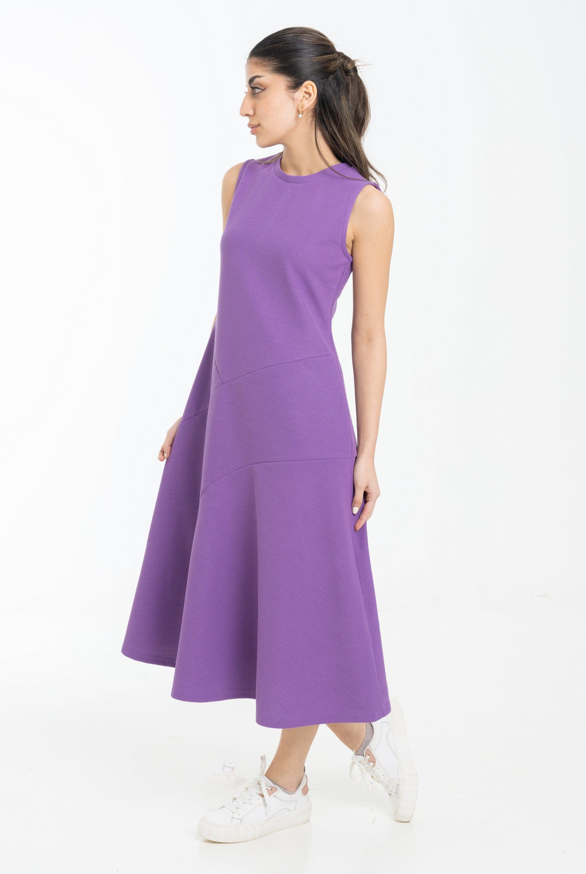 نتشي فستان ميدي بدون اكمام ورقب دائرية