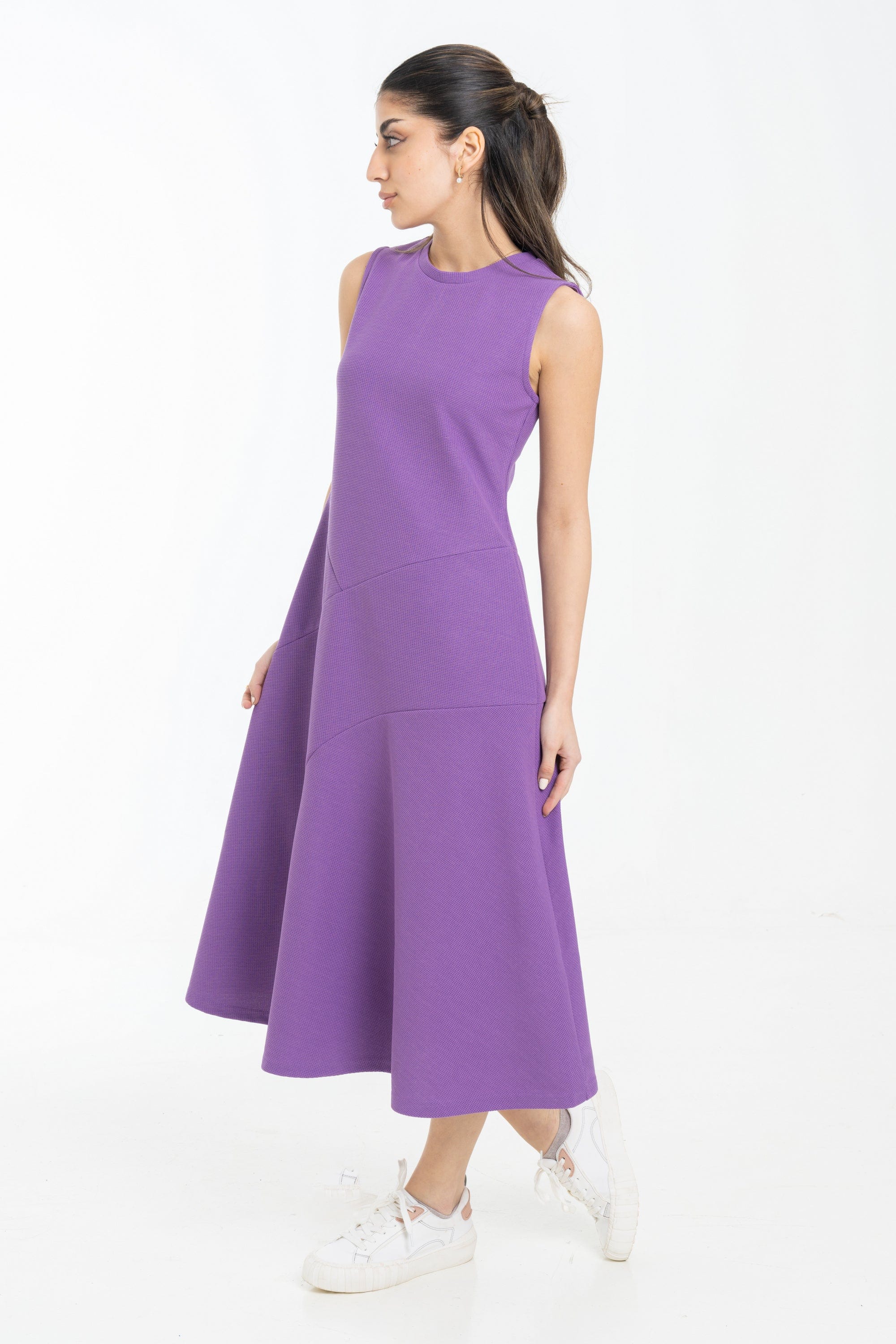 نتشي فستان ميدي بدون اكمام ورقب دائرية