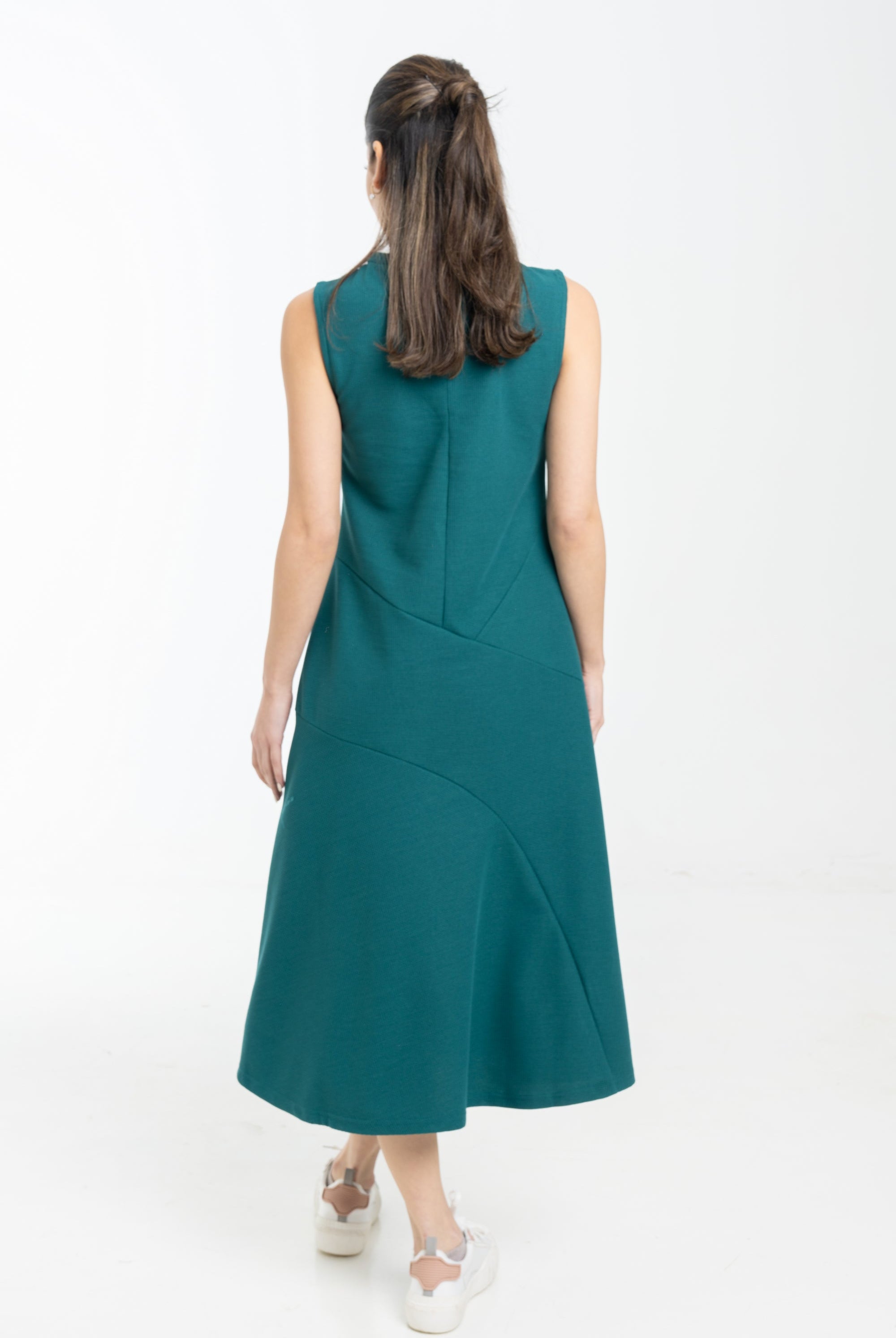 نتشي فستان ميدي بدون اكمام ورقب دائرية