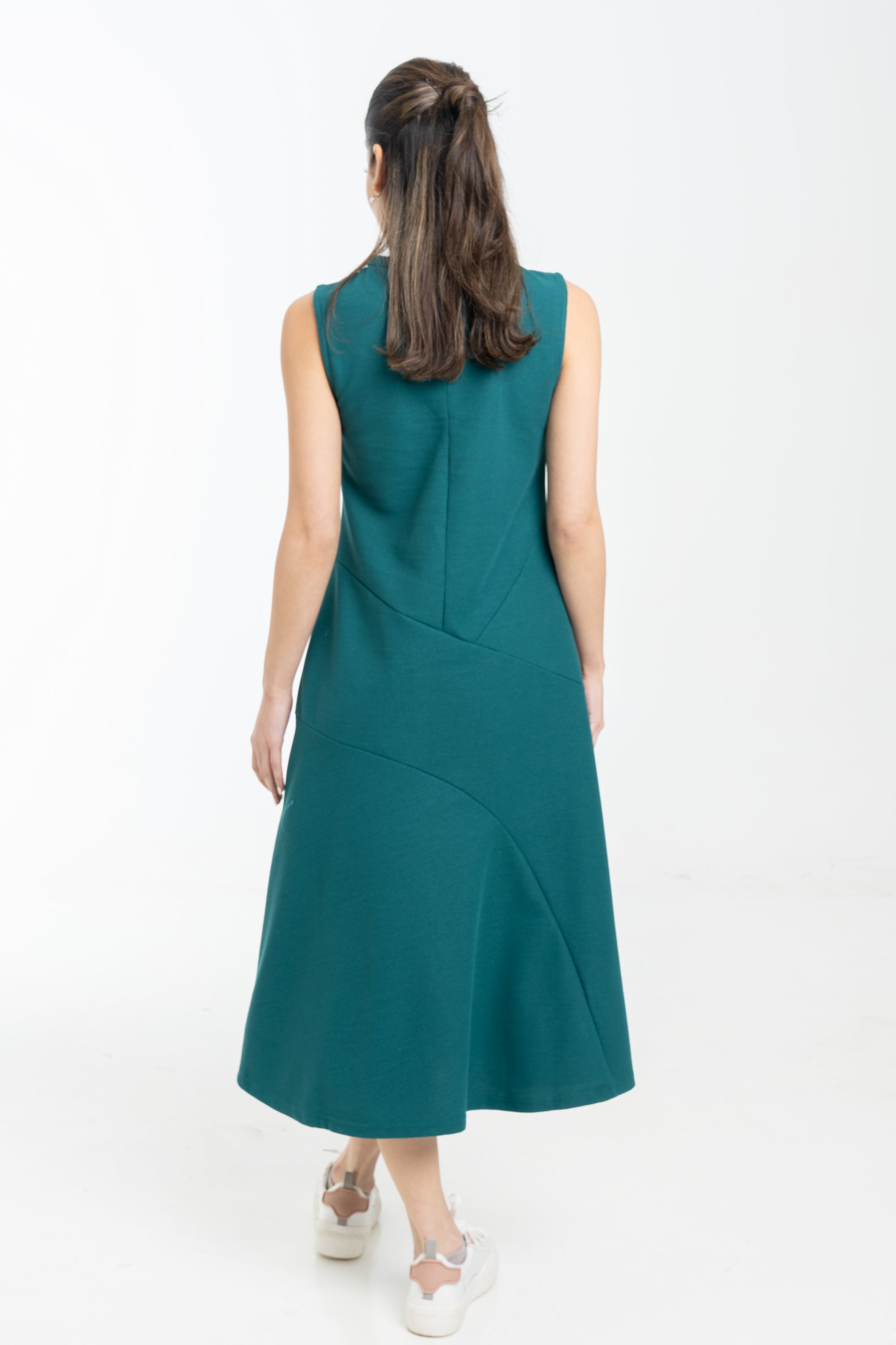 نتشي فستان ميدي بدون اكمام ورقب دائرية