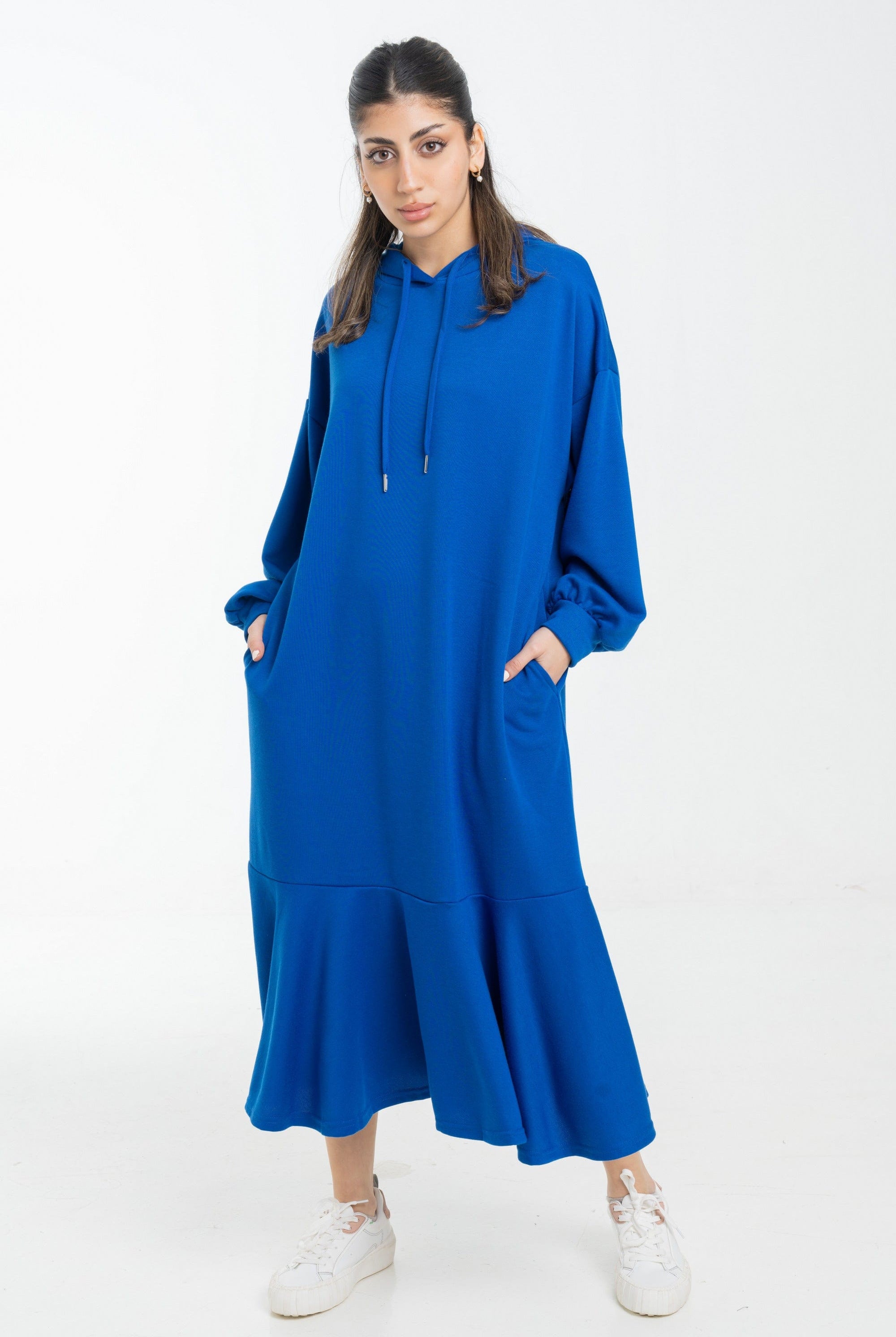 نتشي فستان ميدي بأكمام طويلة وجيوب أمامية ملحق بهودي