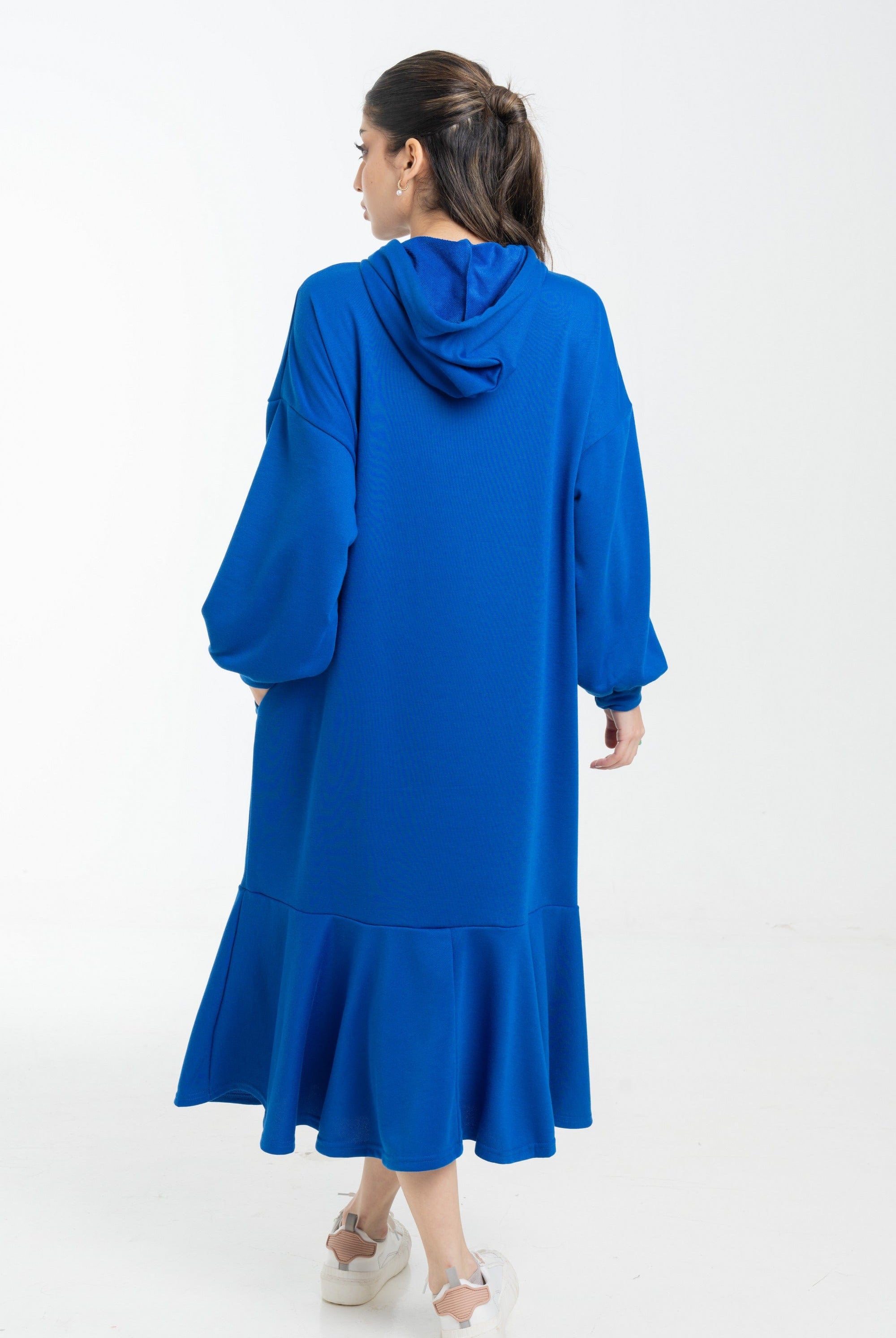 نتشي فستان ميدي بأكمام طويلة وجيوب أمامية ملحق بهودي