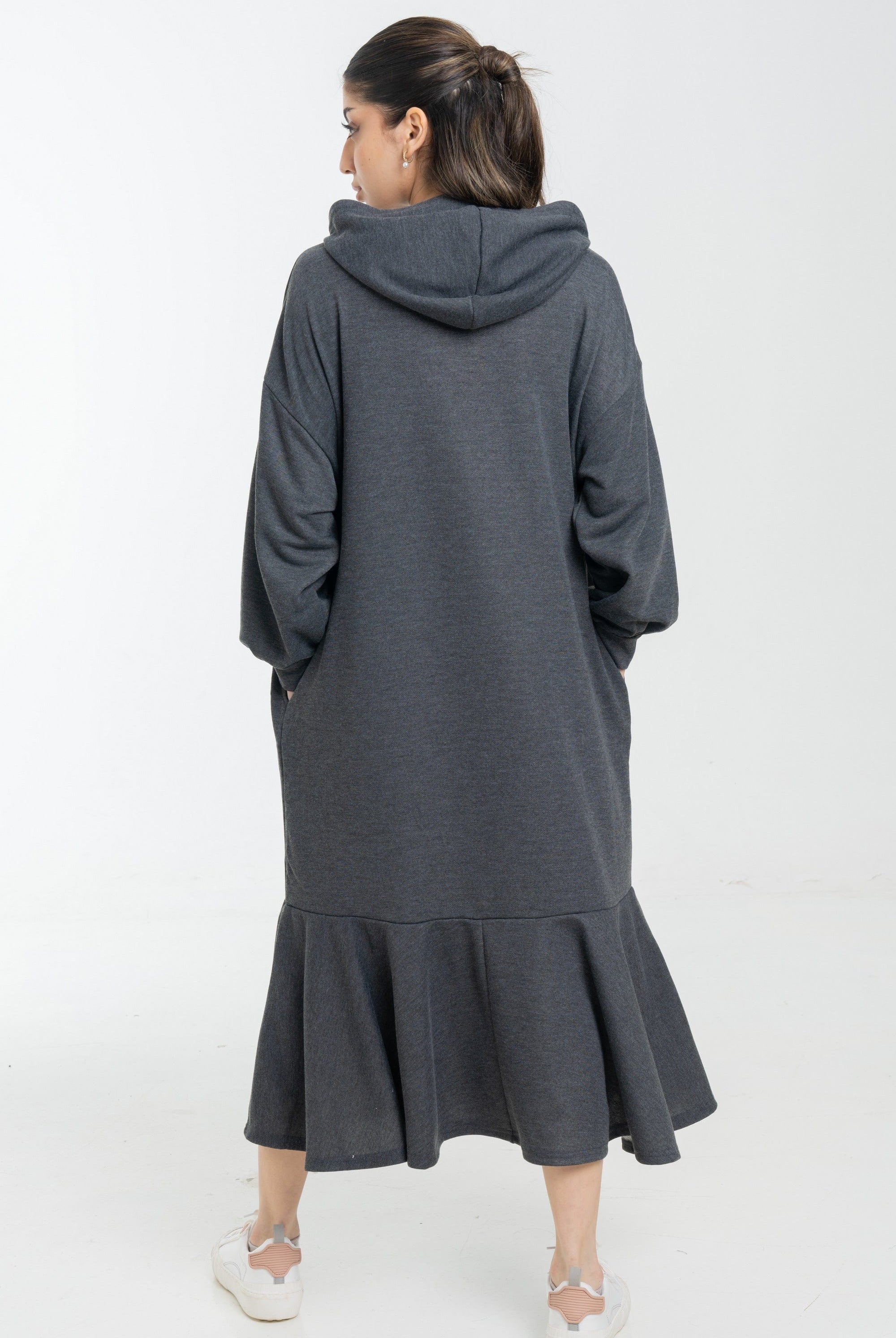 نتشي فستان ميدي بأكمام طويلة وجيوب أمامية ملحق بهودي