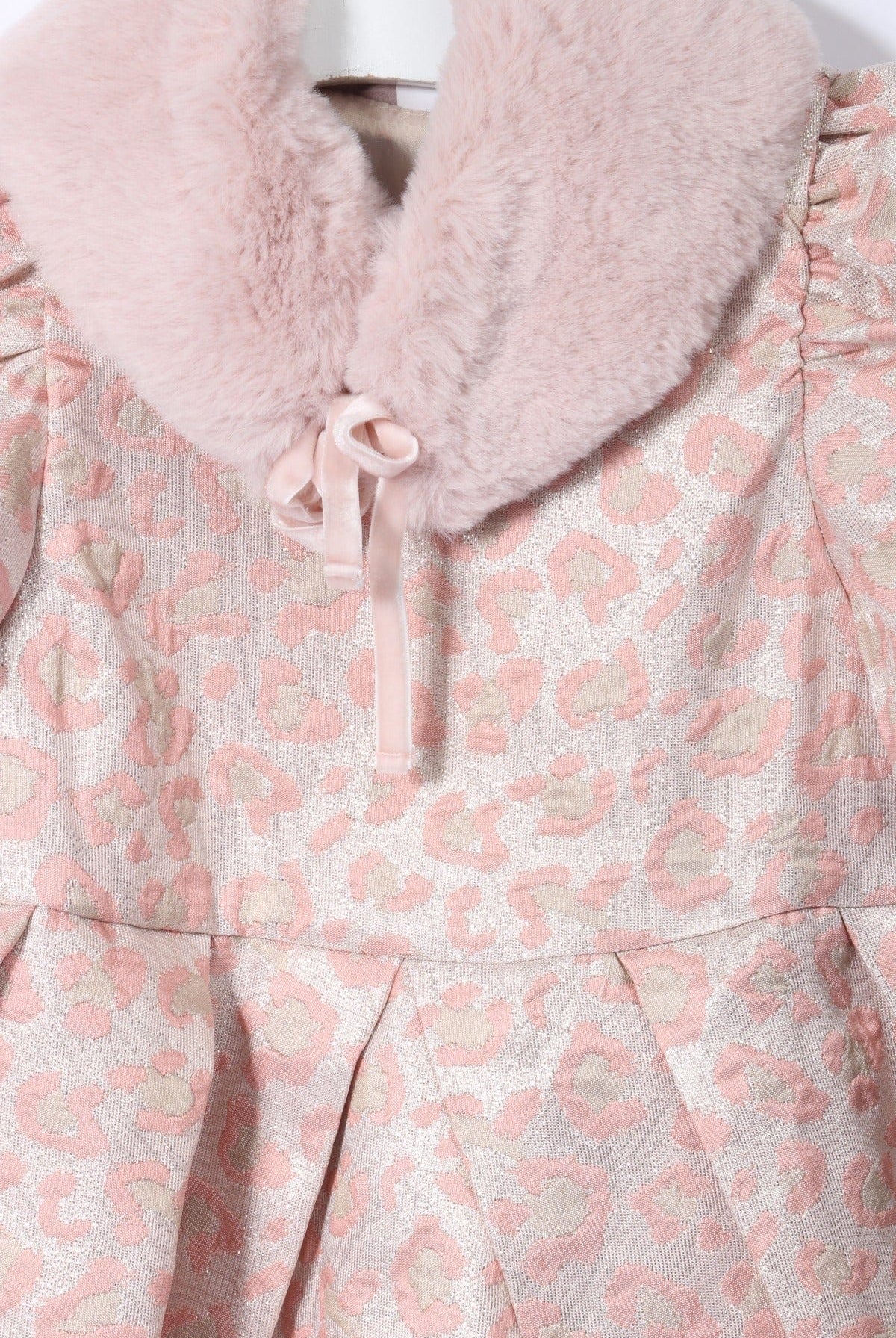 جينجرسنابس فستان لامع منقوش مع فرو على الرقبة مخصر كم قصير بف بناتي وردي