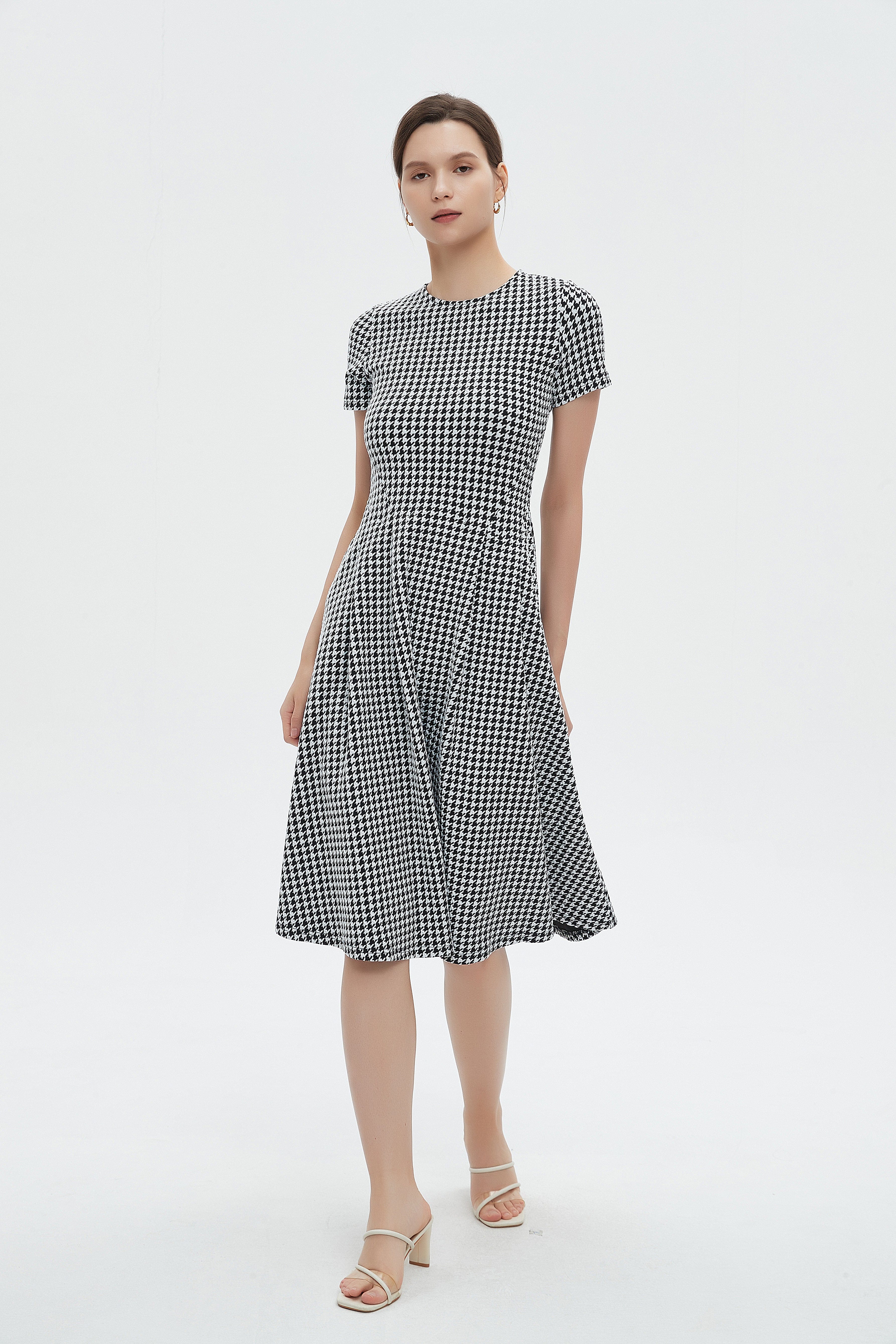 ميكا فستان ميدي بأكمام قصيرة بكسرات على اخصر