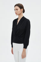 ميكا بلوزة نسائية بأكمام طويلة وفتحة صدر