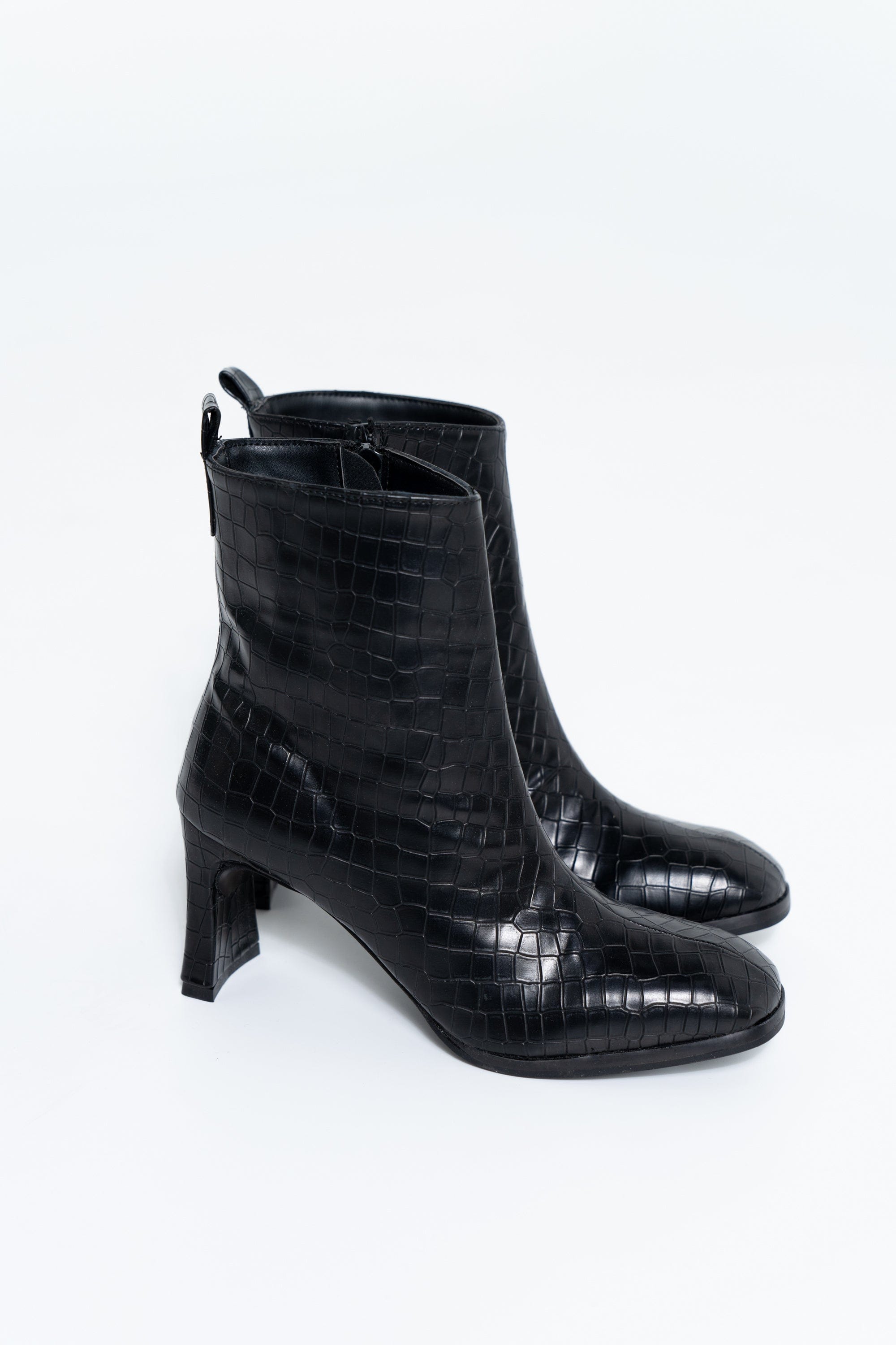 داليدرس بوت بكعب عالي على شكل جلد ثعبان أسود