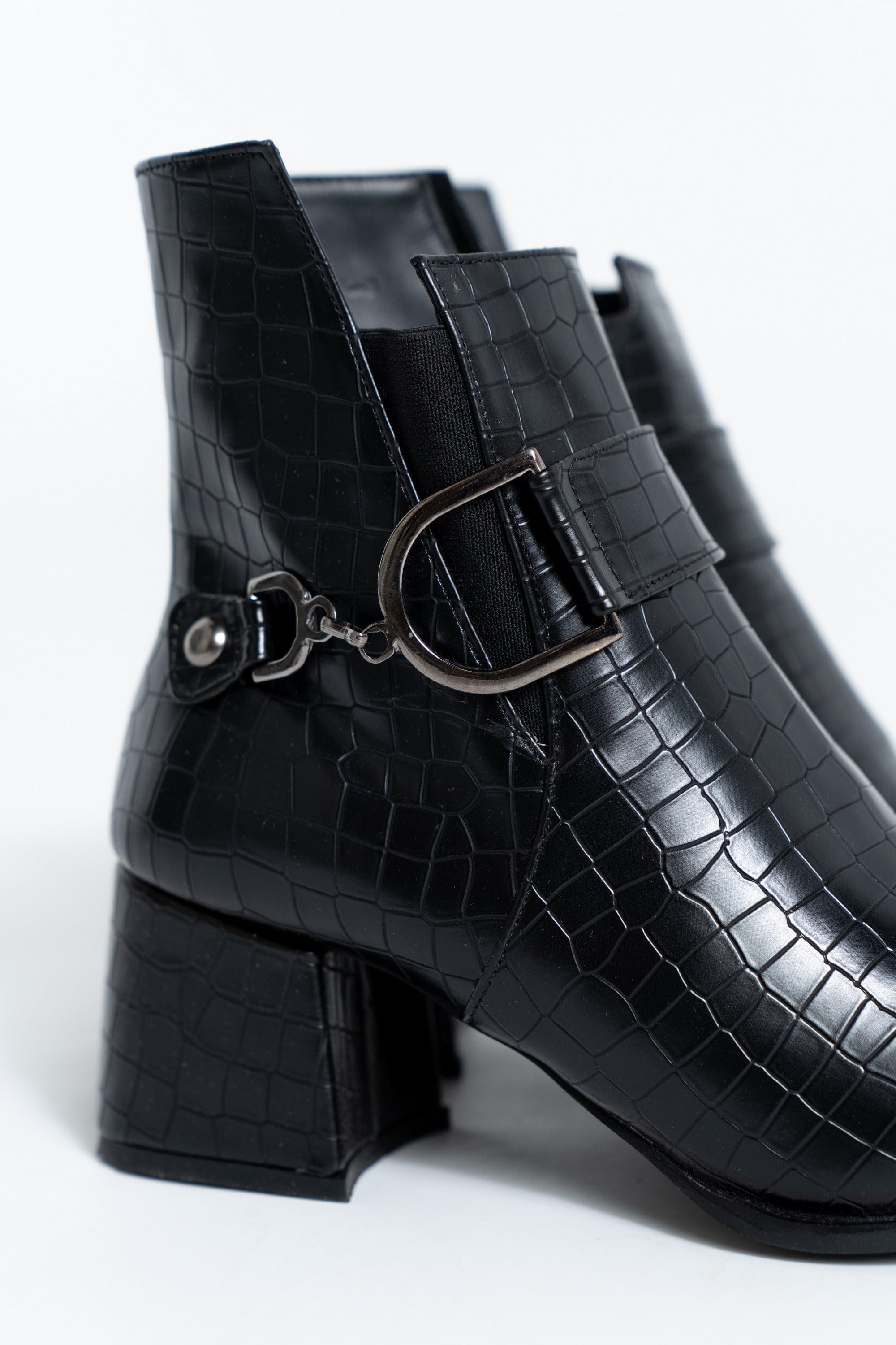 داليدرس بوت سادة على شكل جلد ثعبان نسائي أسود