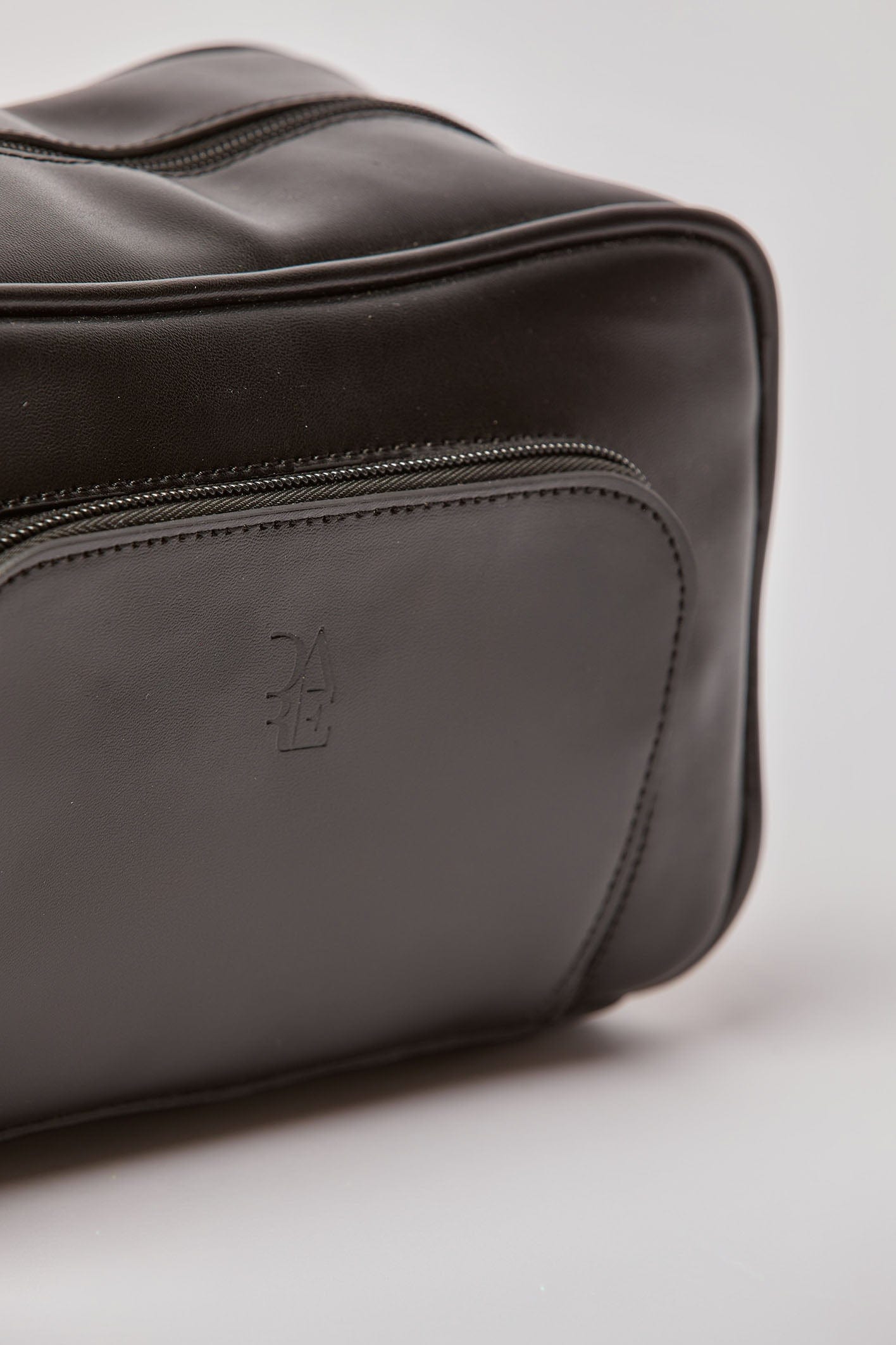 داليدرس حقيبة يد صغيرة سادة رجالي أسود