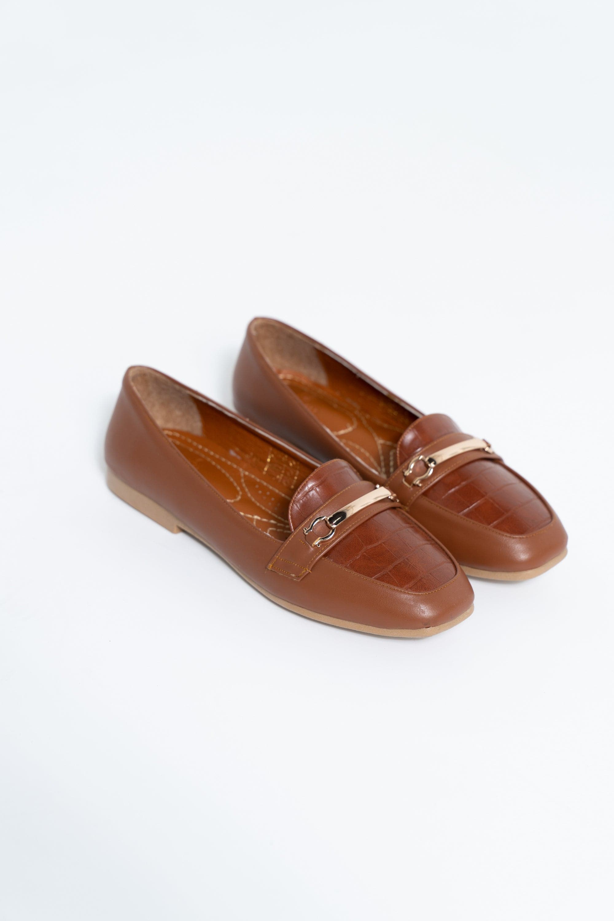 داليدرس حذاء نسائي بكعب منخفض مزين بالمعدن