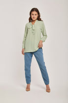 داليدرس بلوزة نسائية سادة بربطة عنق