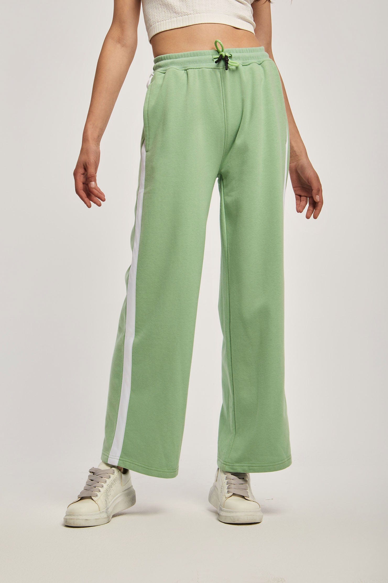 داليدرس بنطال نسائي سادة بخط جانبي أخضر