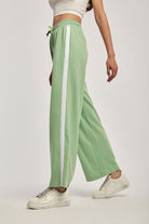 داليدرس بنطال نسائي سادة بخط جانبي أخضر