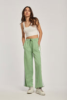 داليدرس بنطال نسائي سادة بخط جانبي أخضر