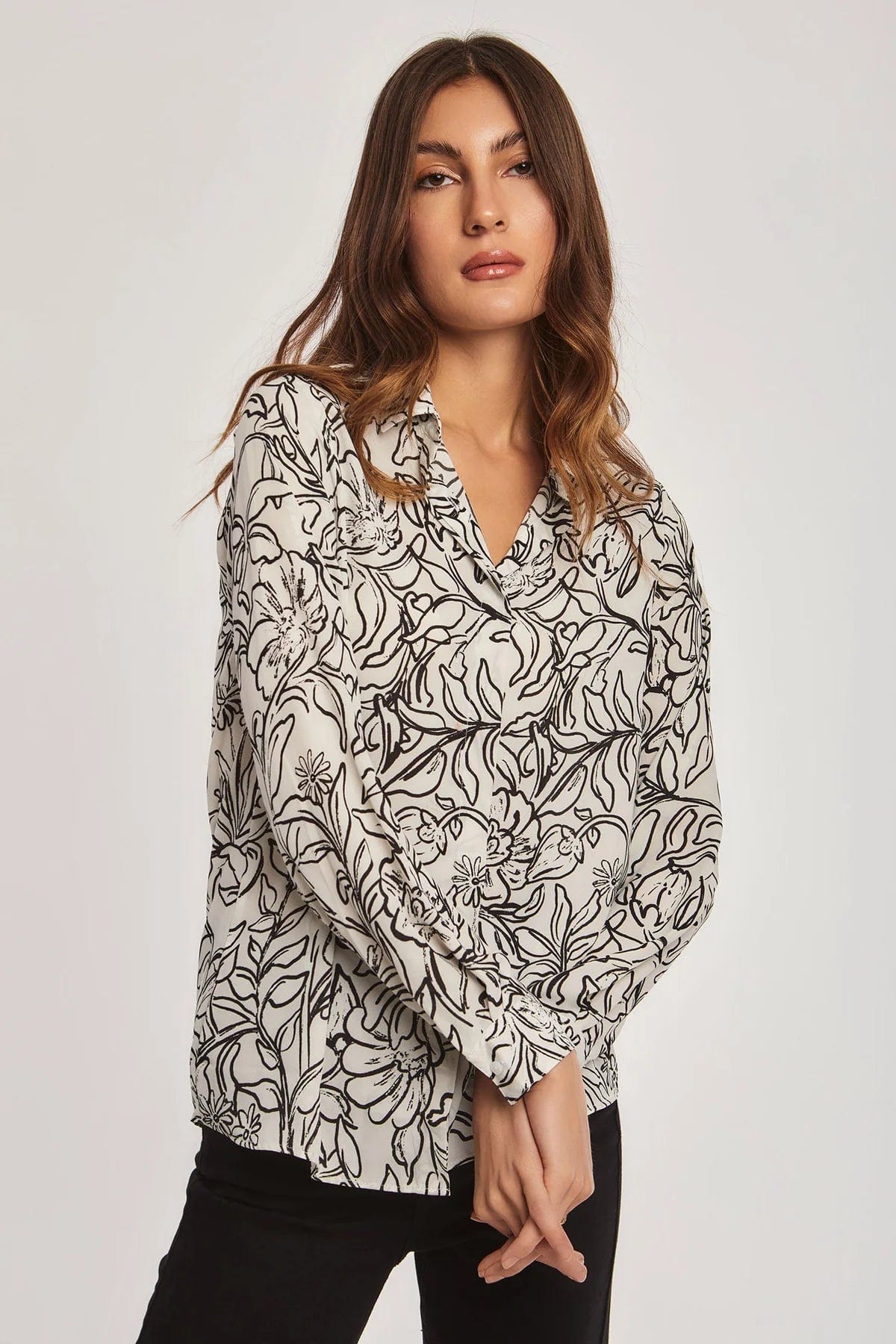 داليدرس بلوزة منقوشة بأزرار أمامية كم طويل أسود