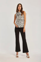 داليدرس بلوزة كت منقوشة أسود