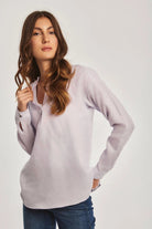 داليدرس بلوزة نسائية سادة بفتحة صدر V