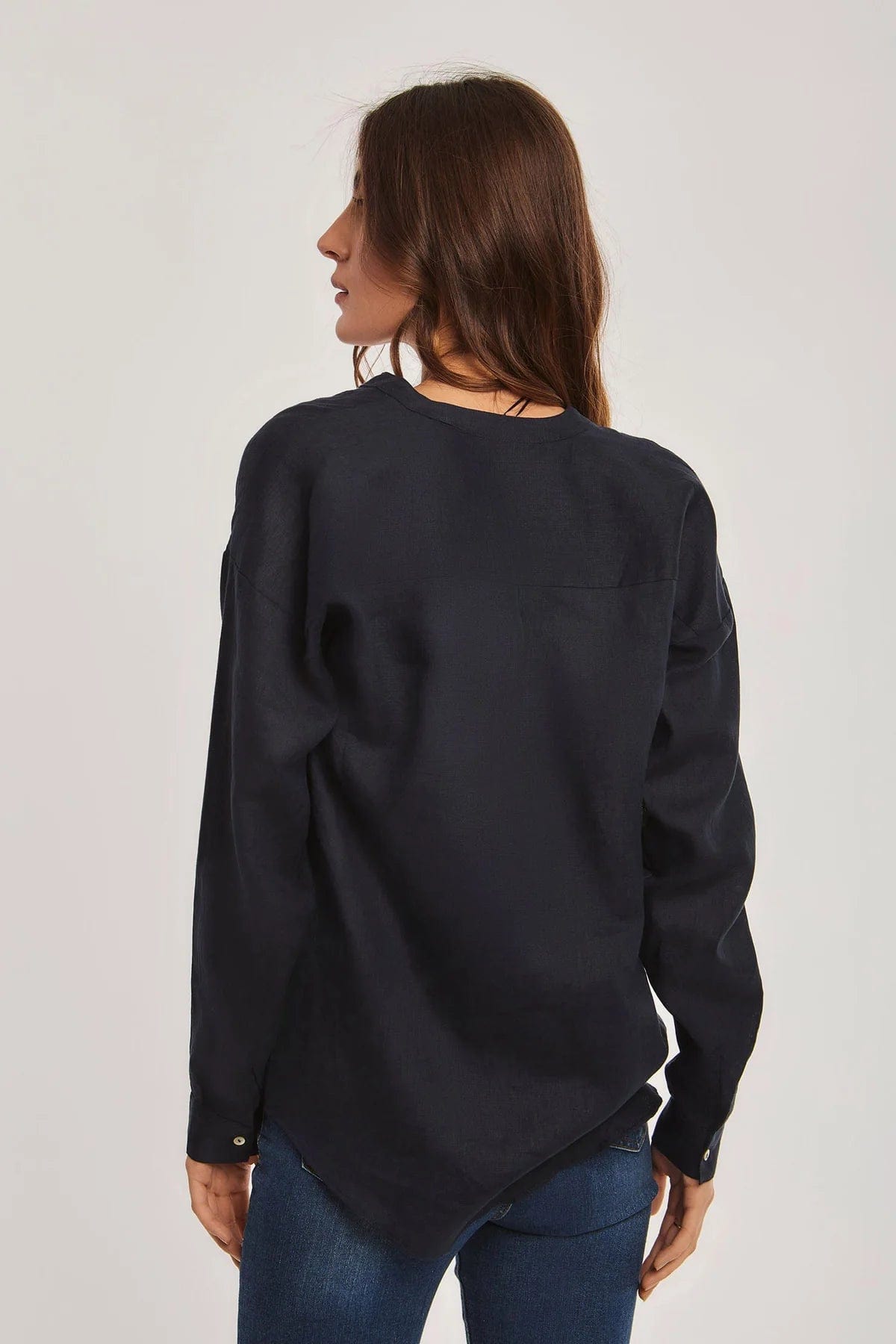 داليدرس بلوزة نسائية سادة بفتحة صدر V