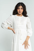 داليدرس فستان نسائي طويل بتطريز على الصدر أوف وايت