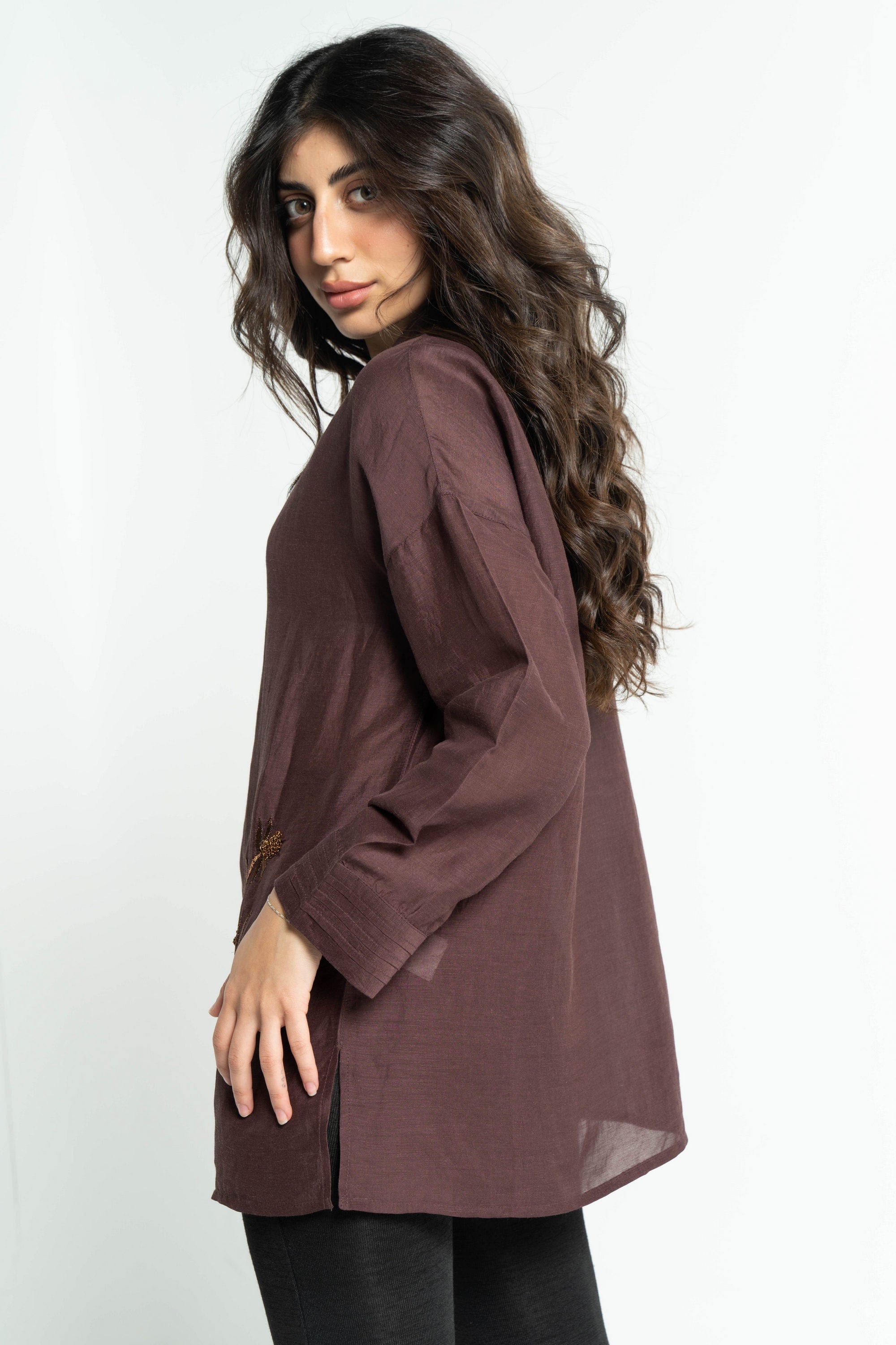 داليدرس بلوزة نسائية بأزرار أمامية بتطريز على الصدر أحمر داكن