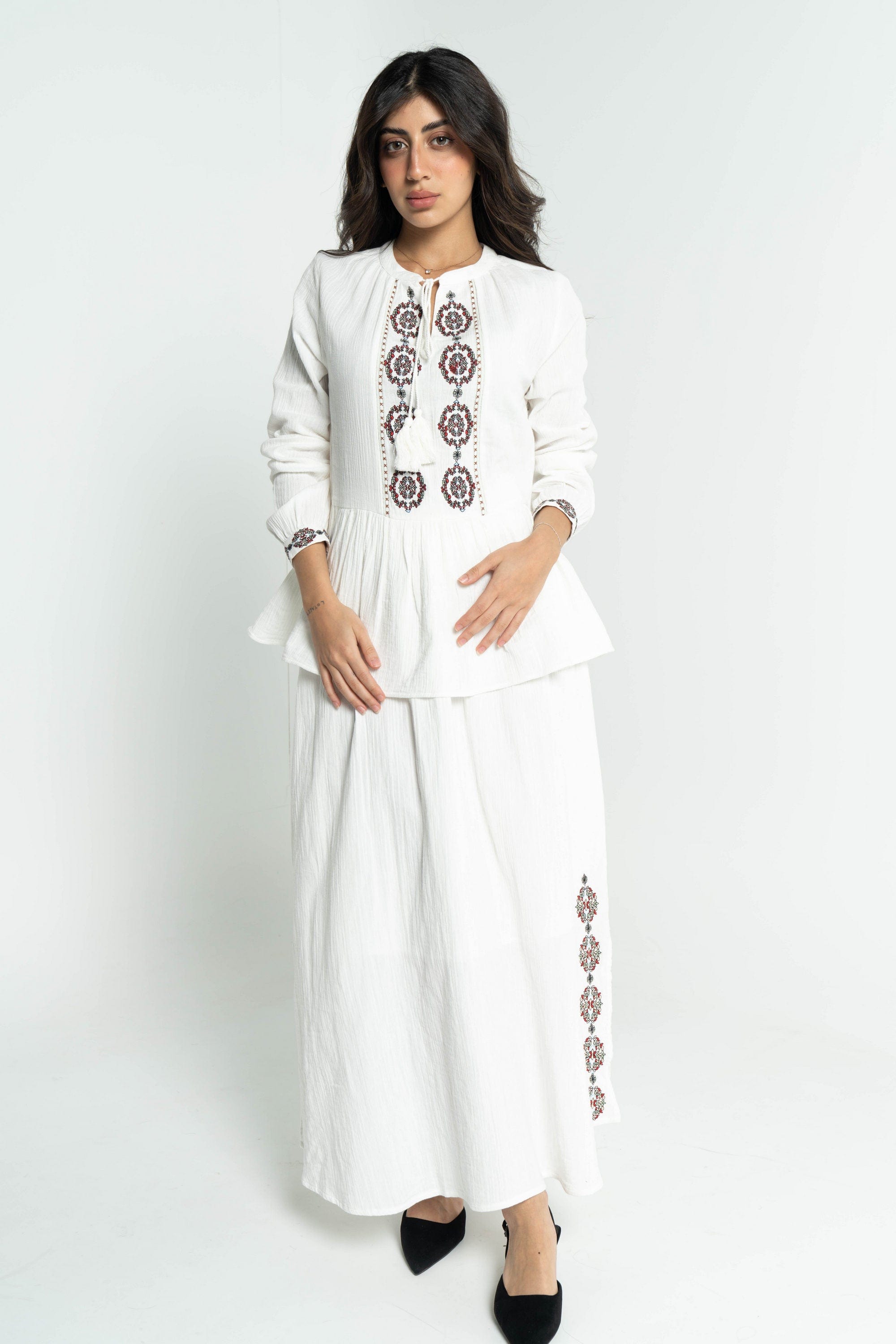 داليدرس بلوزة نسائية بتطريز على الصدر أوف وايت