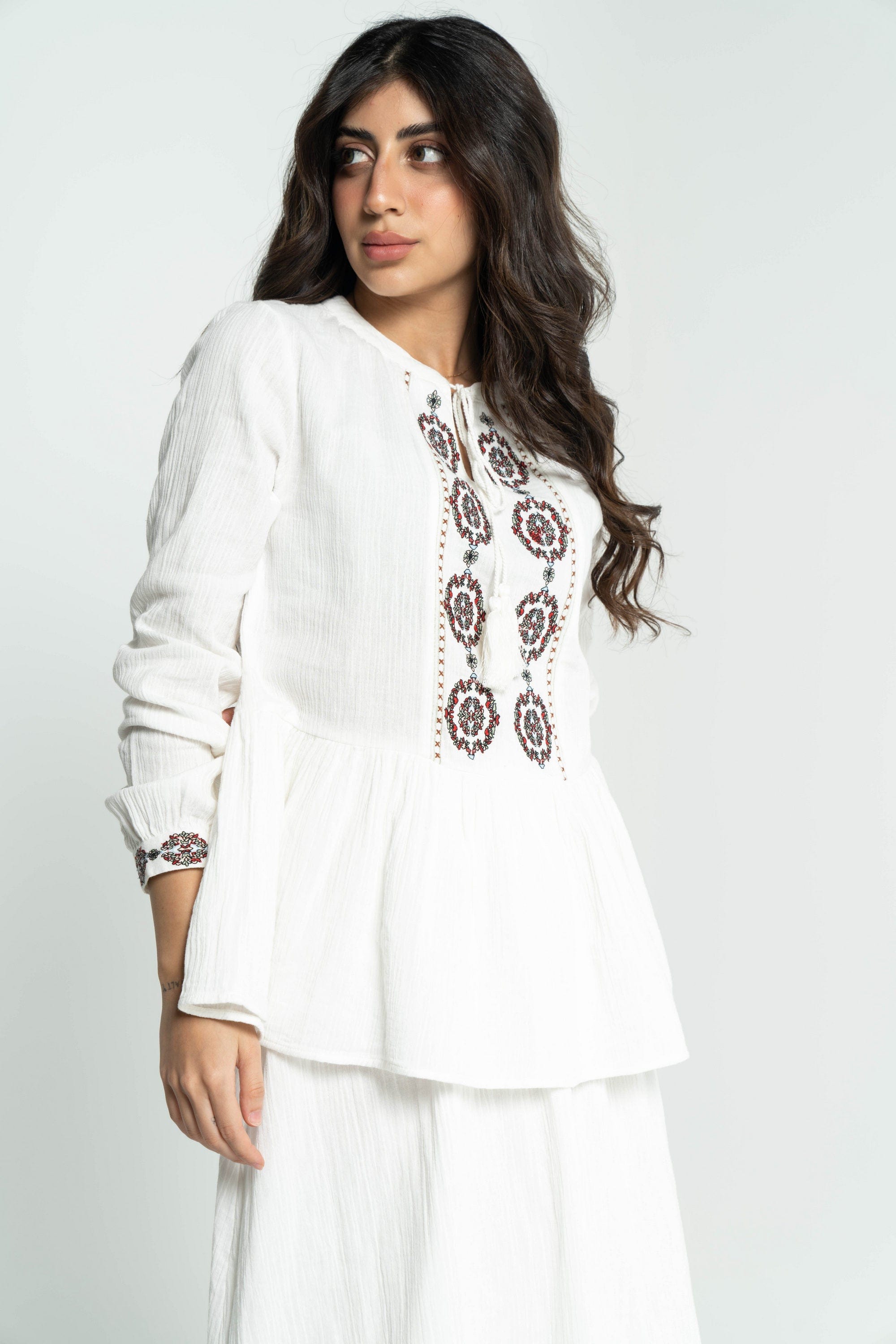 داليدرس بلوزة نسائية بتطريز على الصدر أوف وايت