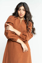 داليدرس فستان نسائي طويل بطبعة مطرزة كراميل