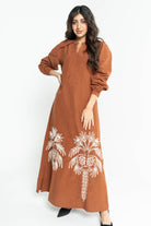 داليدرس فستان نسائي طويل بطبعة مطرزة كراميل