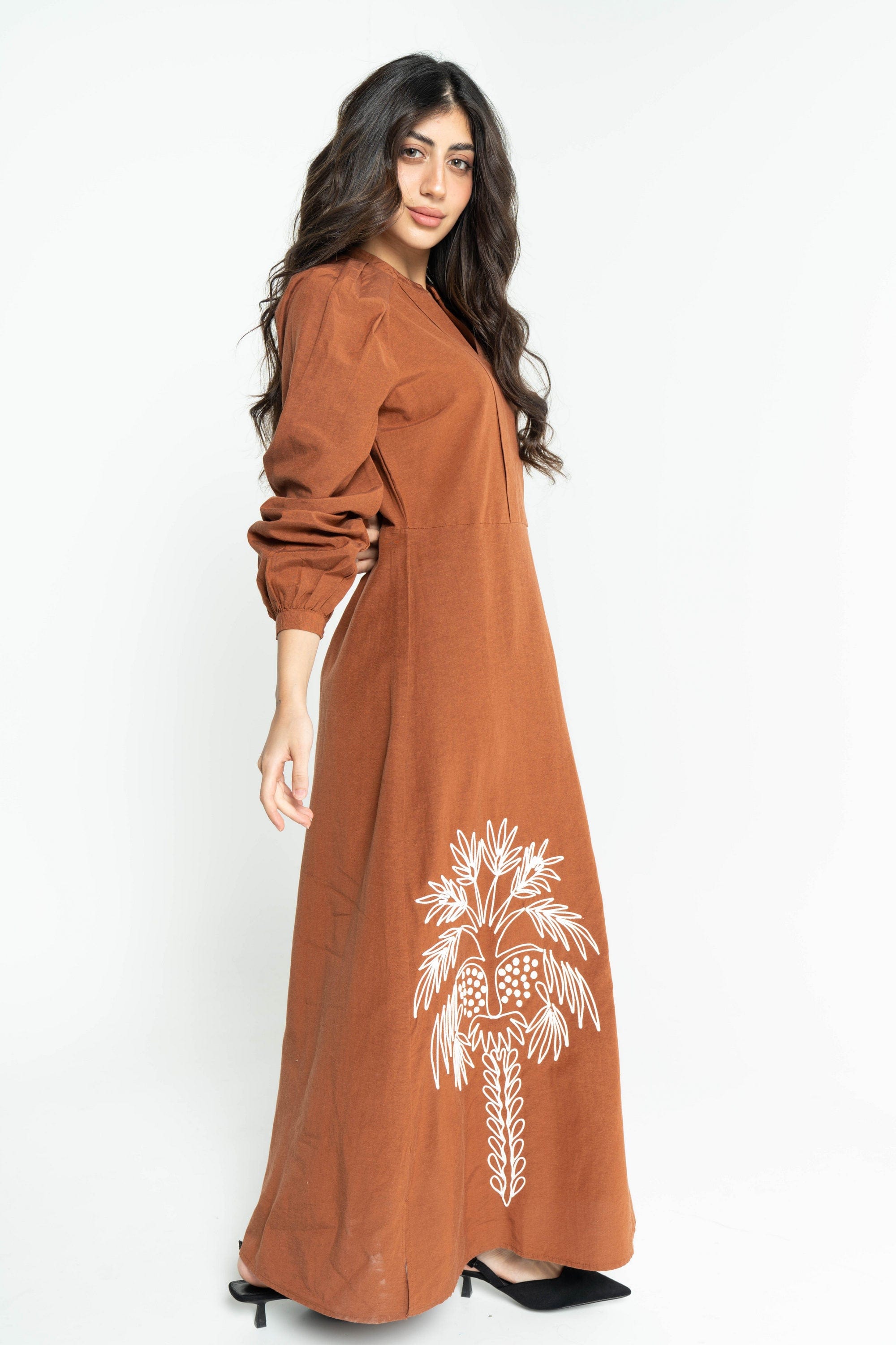 داليدرس فستان نسائي طويل بطبعة مطرزة كراميل