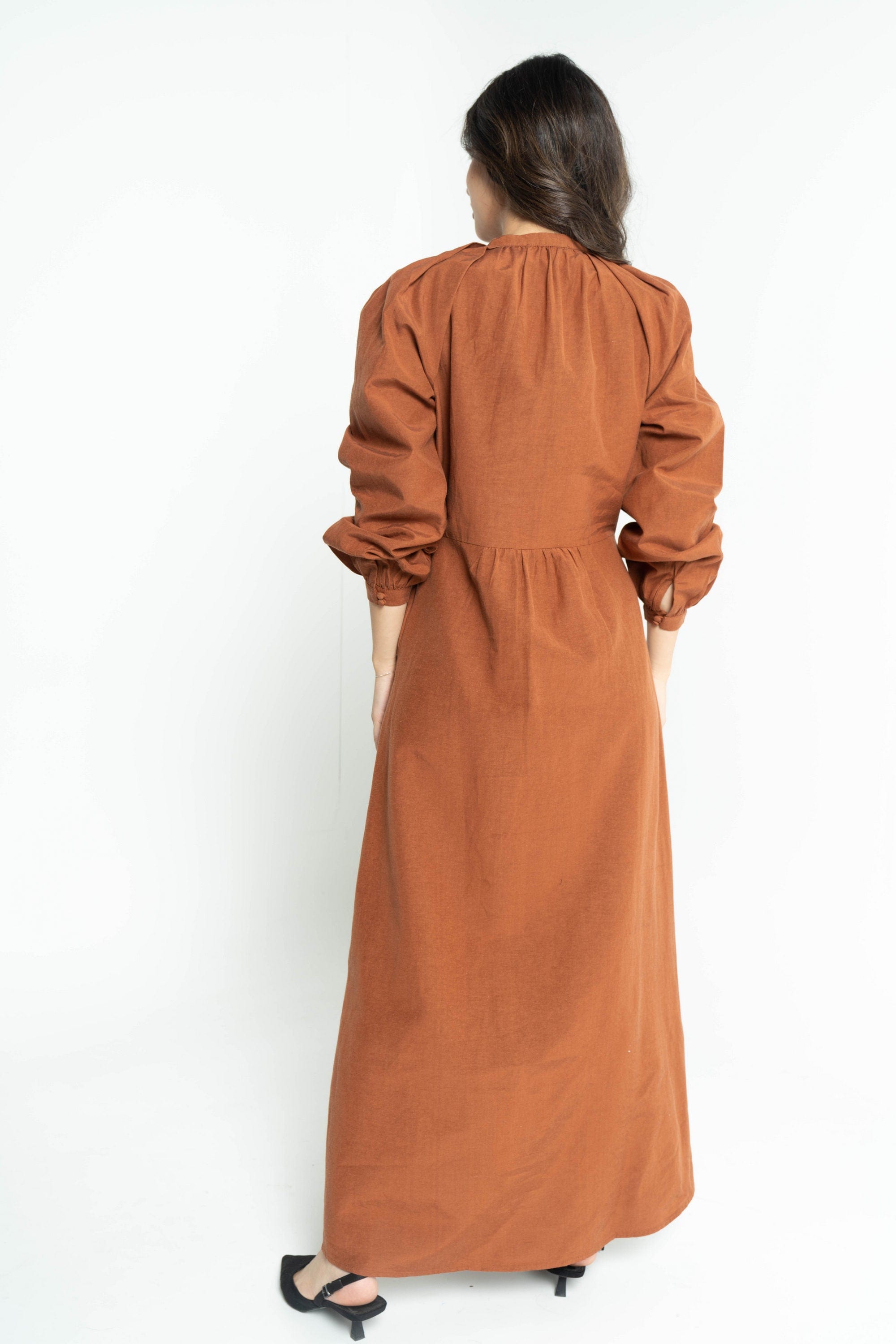 داليدرس فستان نسائي طويل بطبعة مطرزة كراميل