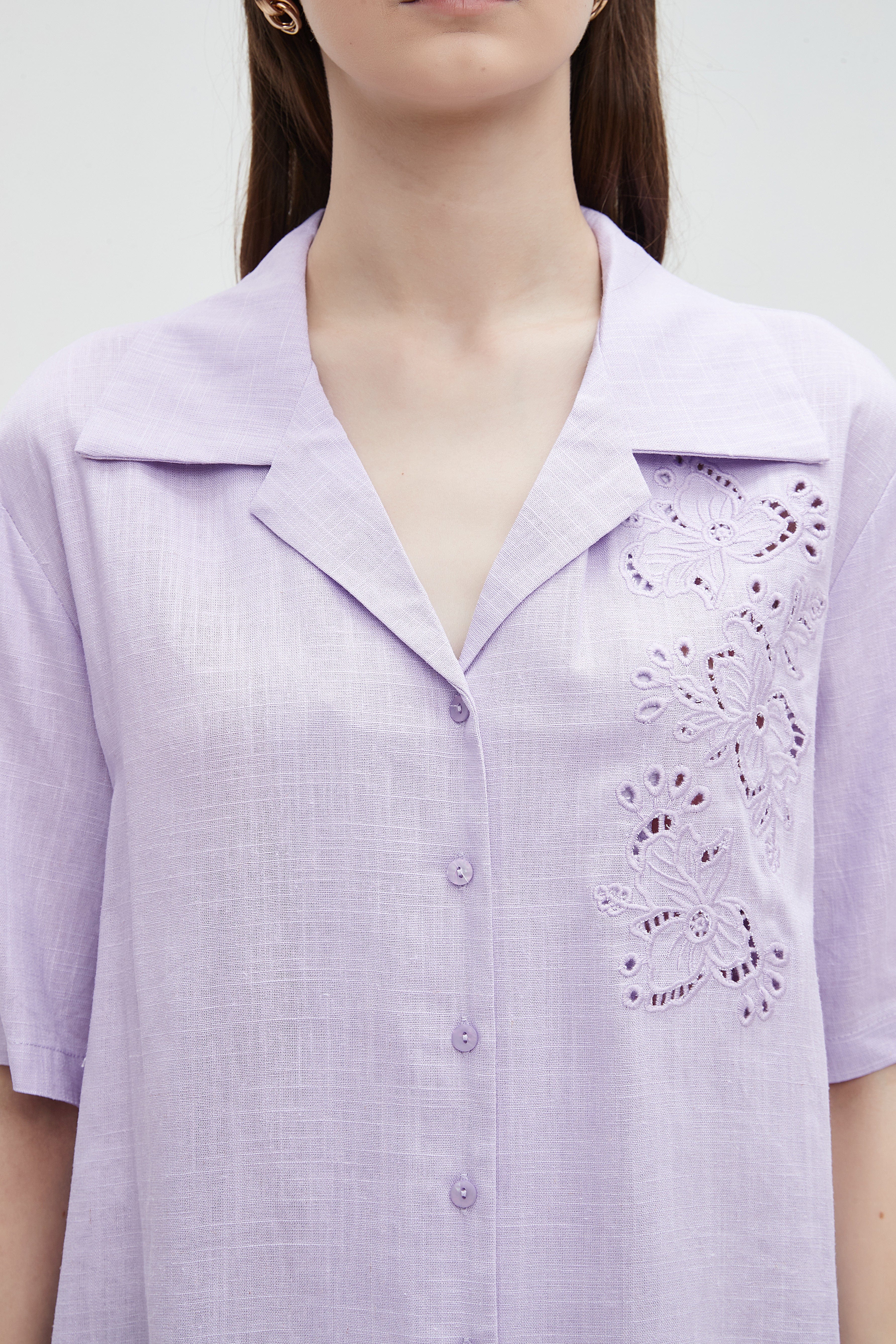 ميكا قميص مخرم من الجانب بأزرار أمامية نص كم نسائي