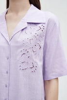 ميكا قميص مخرم من الجانب بأزرار أمامية نص كم نسائي