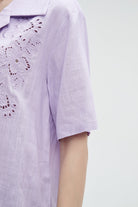 ميكا قميص مخرم من الجانب بأزرار أمامية نص كم نسائي