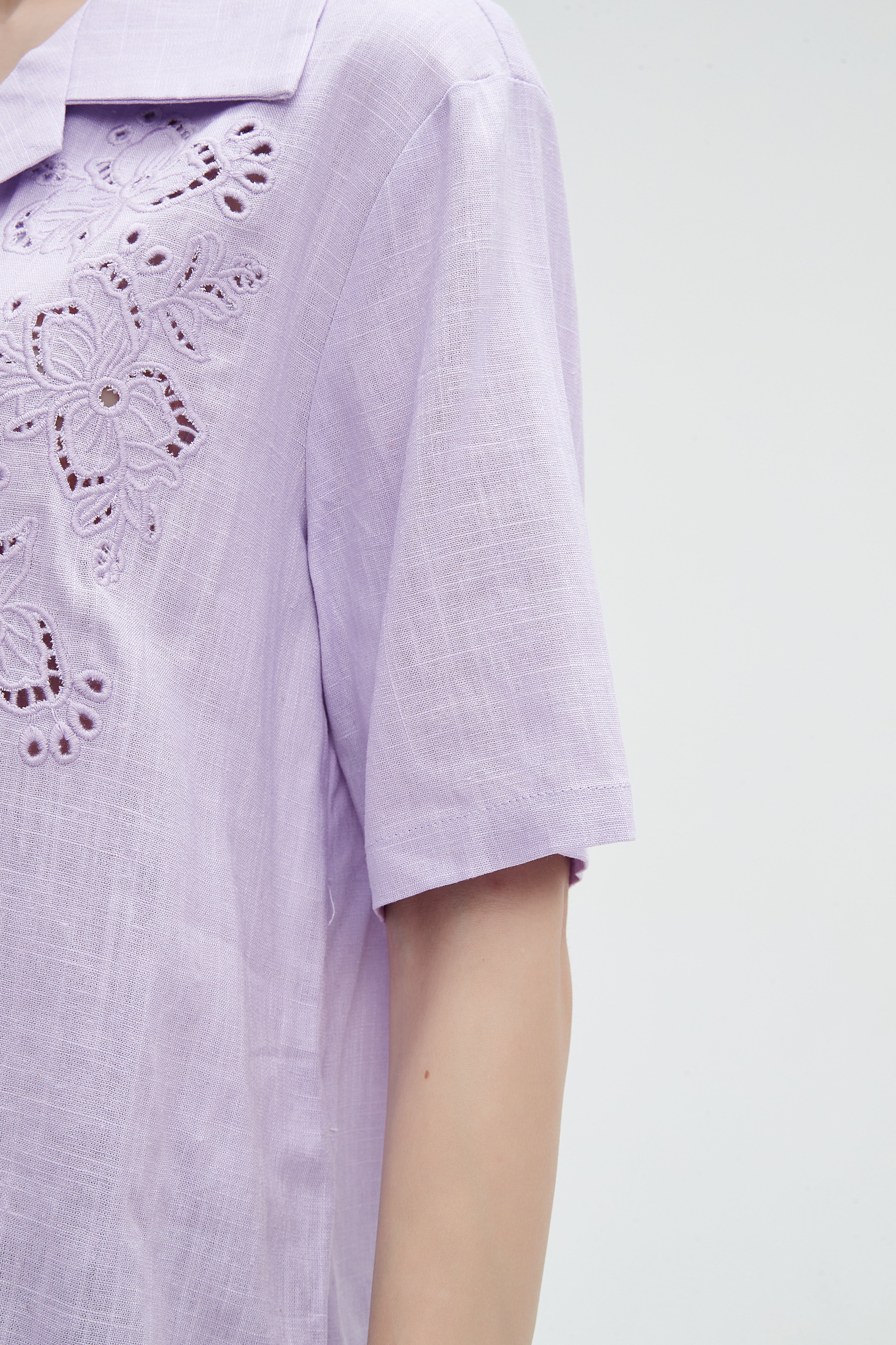 ميكا قميص مخرم من الجانب بأزرار أمامية نص كم نسائي