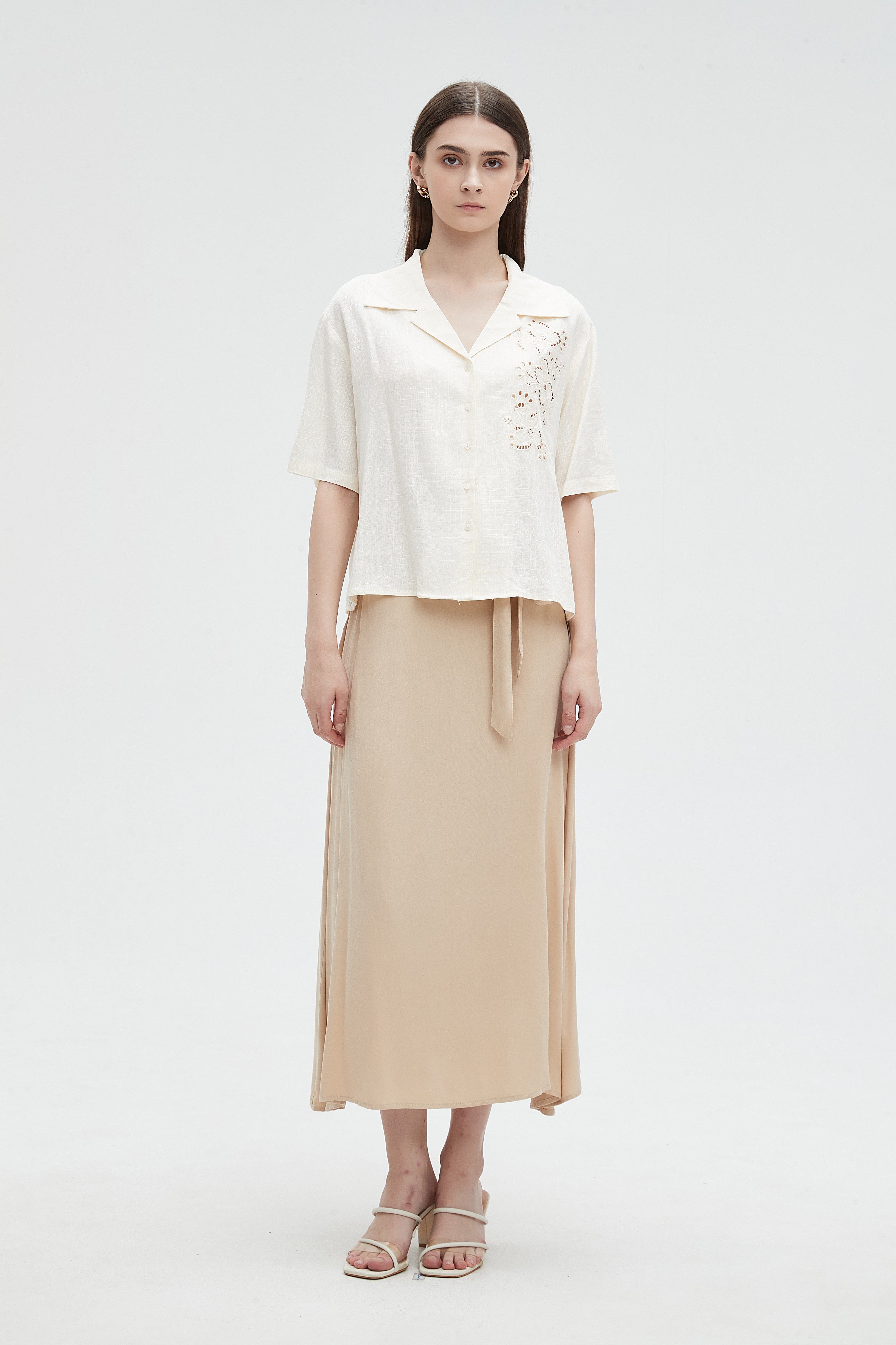 ميكا قميص مخرم من الجانب بأزرار أمامية نص كم نسائي