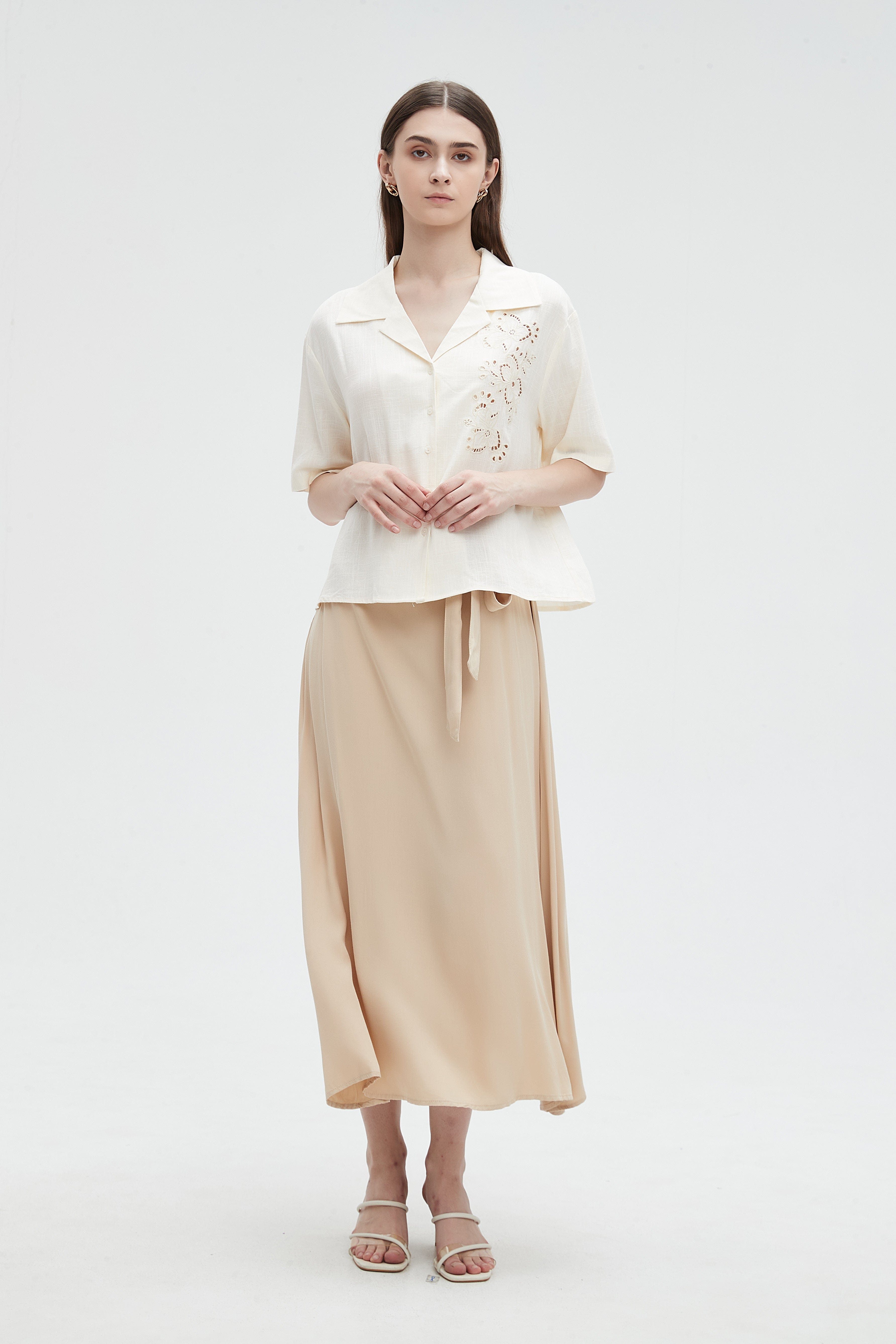 ميكا قميص مخرم من الجانب بأزرار أمامية نص كم نسائي