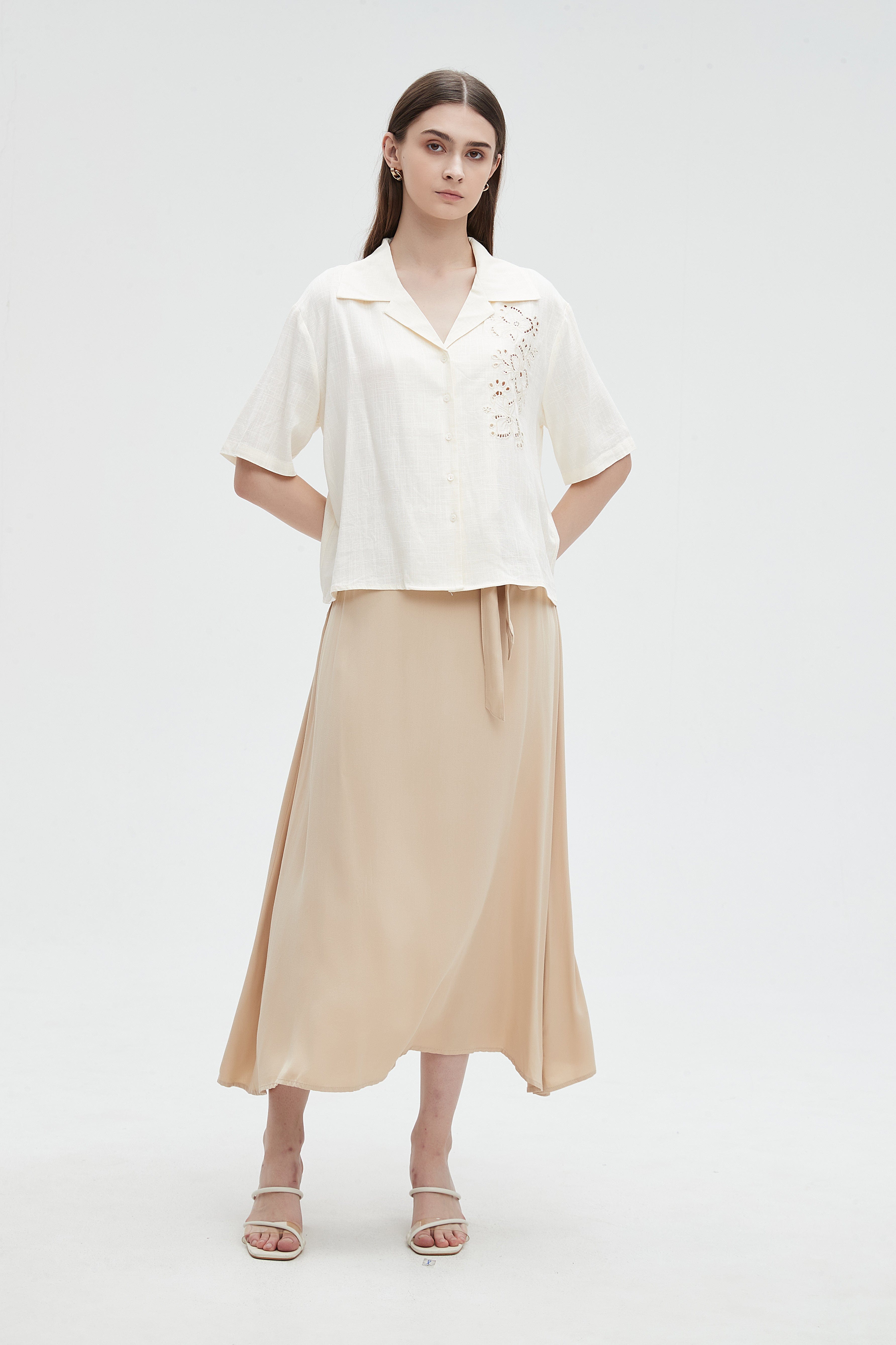 ميكا قميص مخرم من الجانب بأزرار أمامية نص كم نسائي