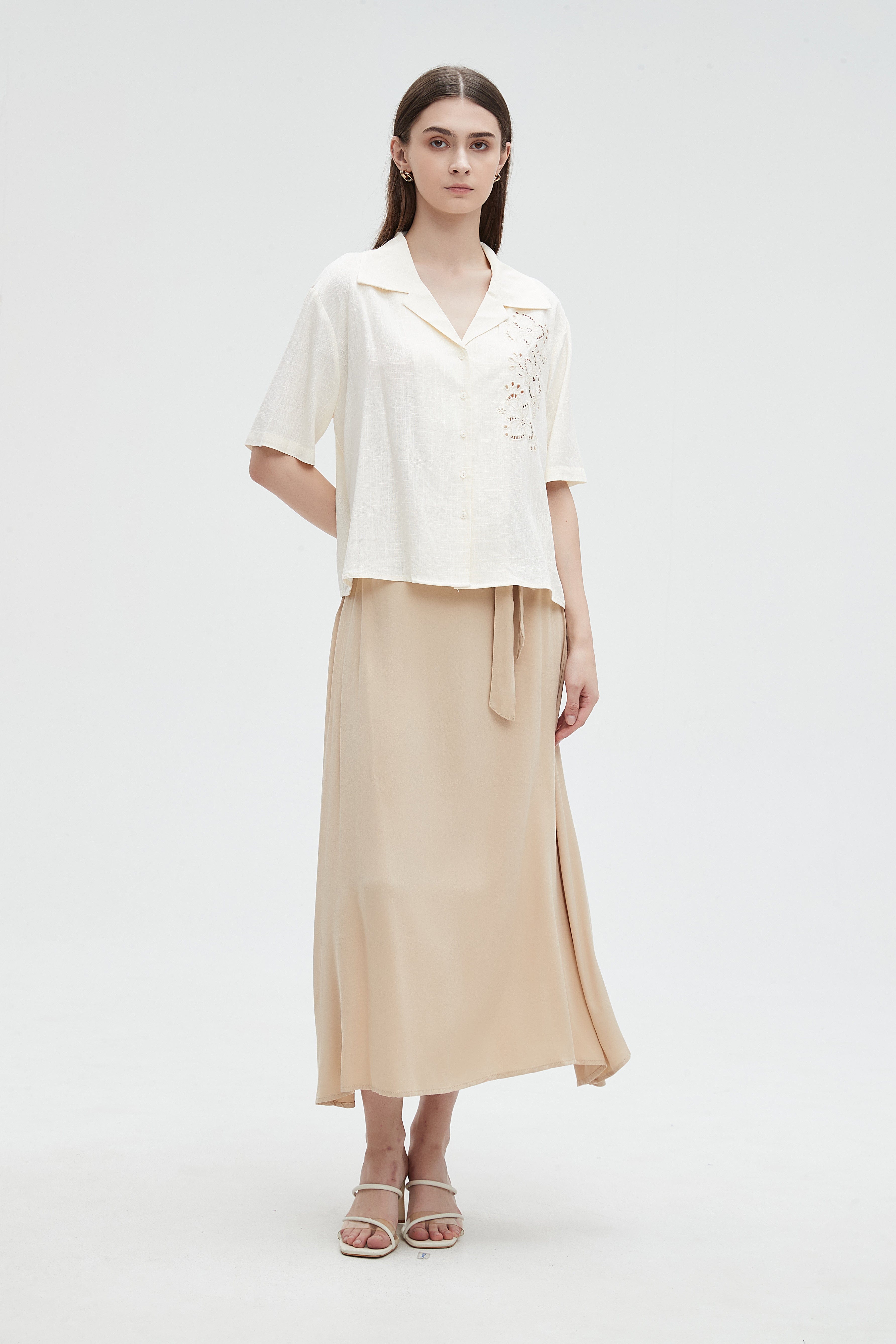 ميكا قميص مخرم من الجانب بأزرار أمامية نص كم نسائي