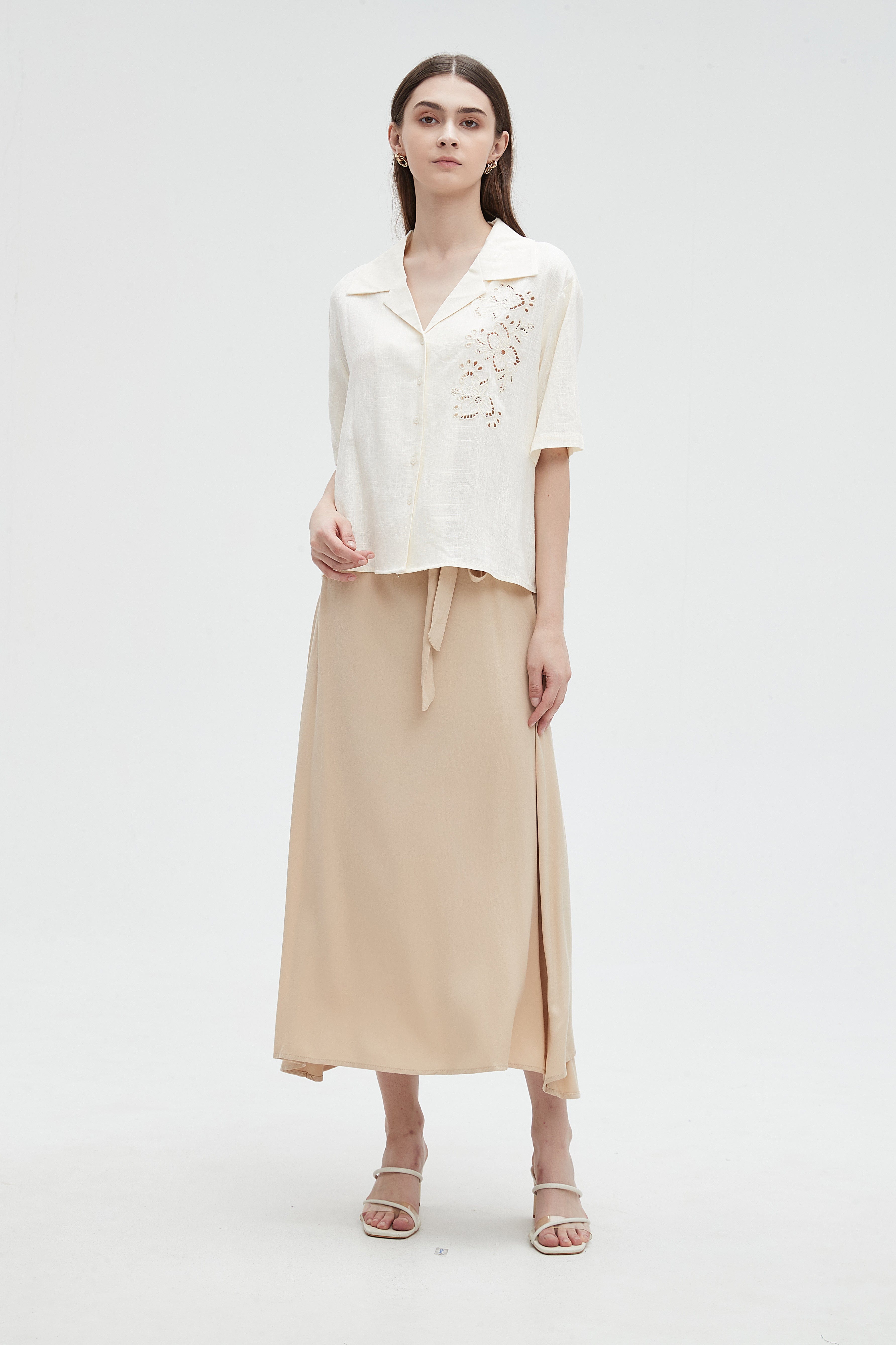 ميكا قميص مخرم من الجانب بأزرار أمامية نص كم نسائي