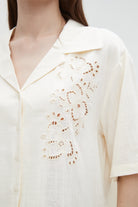 ميكا قميص مخرم من الجانب بأزرار أمامية نص كم نسائي