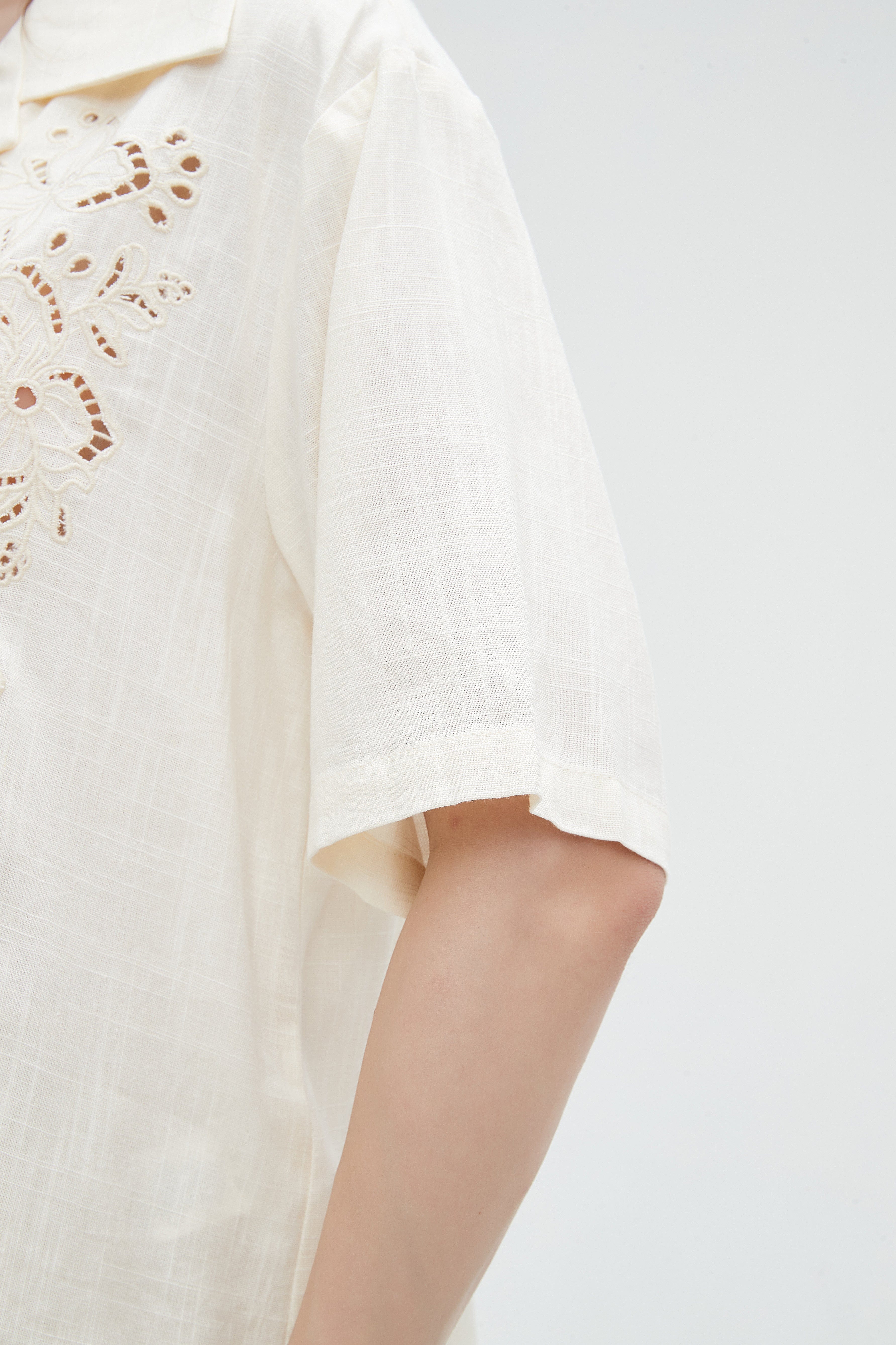 ميكا قميص مخرم من الجانب بأزرار أمامية نص كم نسائي