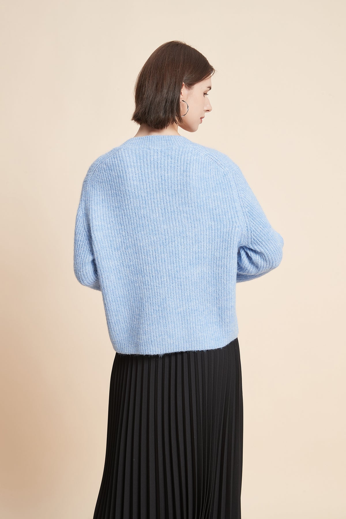 صورة توب بكم طويل ورقبة V بلون أزرق من يولا