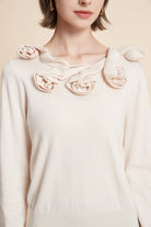 صورة توب مطرز ورود بكم طويل من يولا