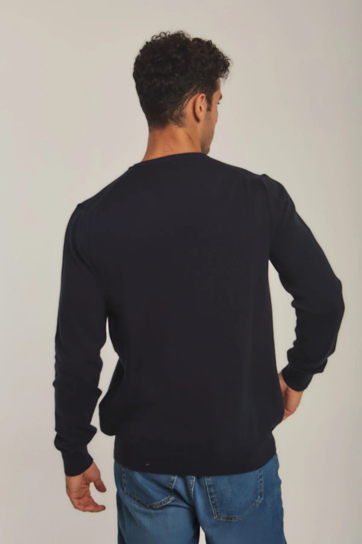 داليدرس بلوفر رجالي سادة بفتحة V كم طويل