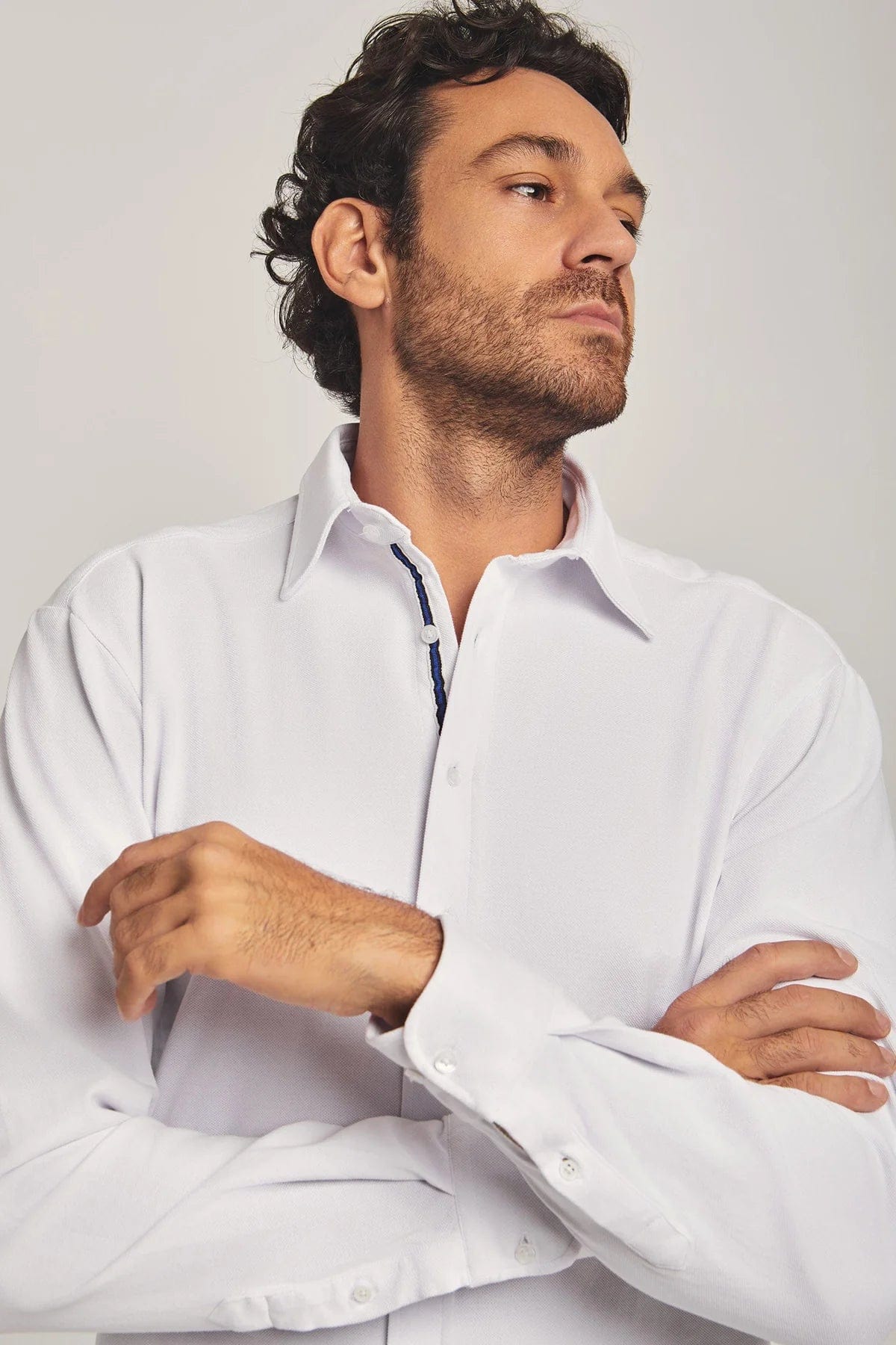 داليدرس قميص رجالي سادة كم طويل بياقة أبيض