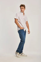 داليدرس قميص منقوش نص كم بأزرار أمامية رجالي أبيض