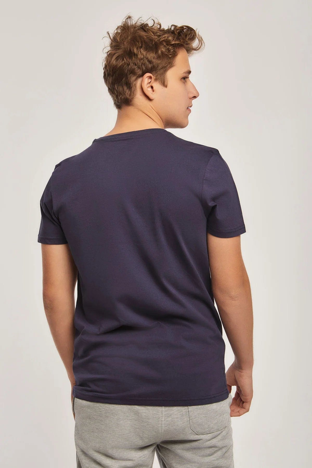 داليدرس تيشيرت منقوش من الصدر نص كم رجالي