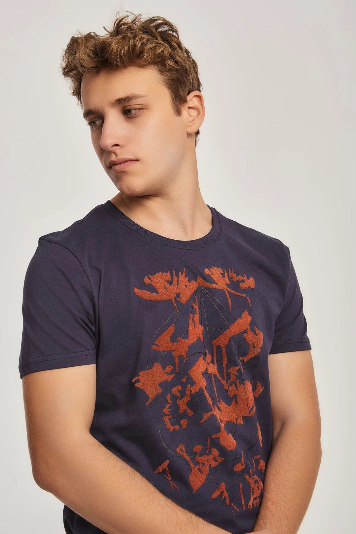 داليدرس تيشيرت منقوش من الصدر نص كم رجالي