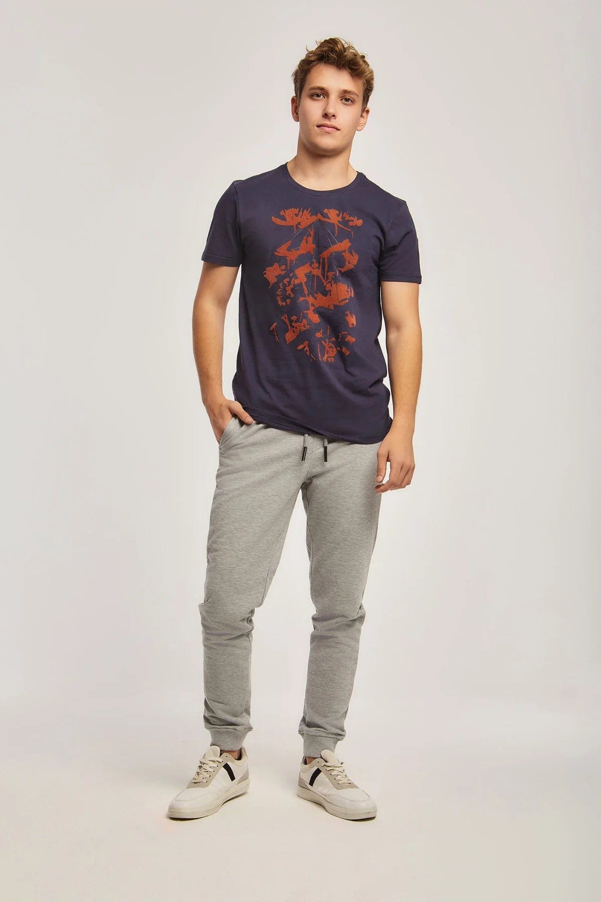 داليدرس تيشيرت منقوش من الصدر نص كم رجالي